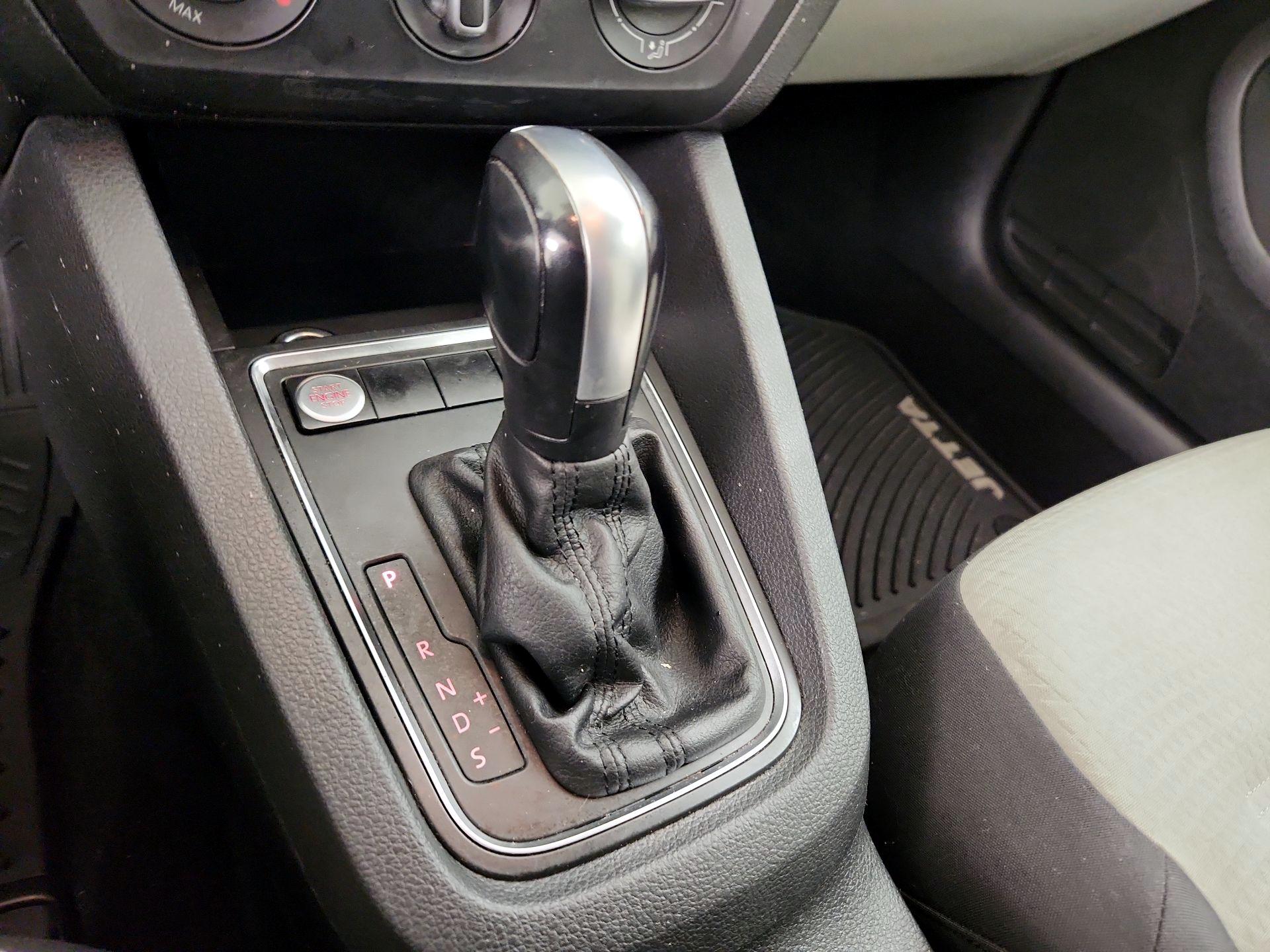 Thumbnail: 2015 Volkswagen Jetta - 16