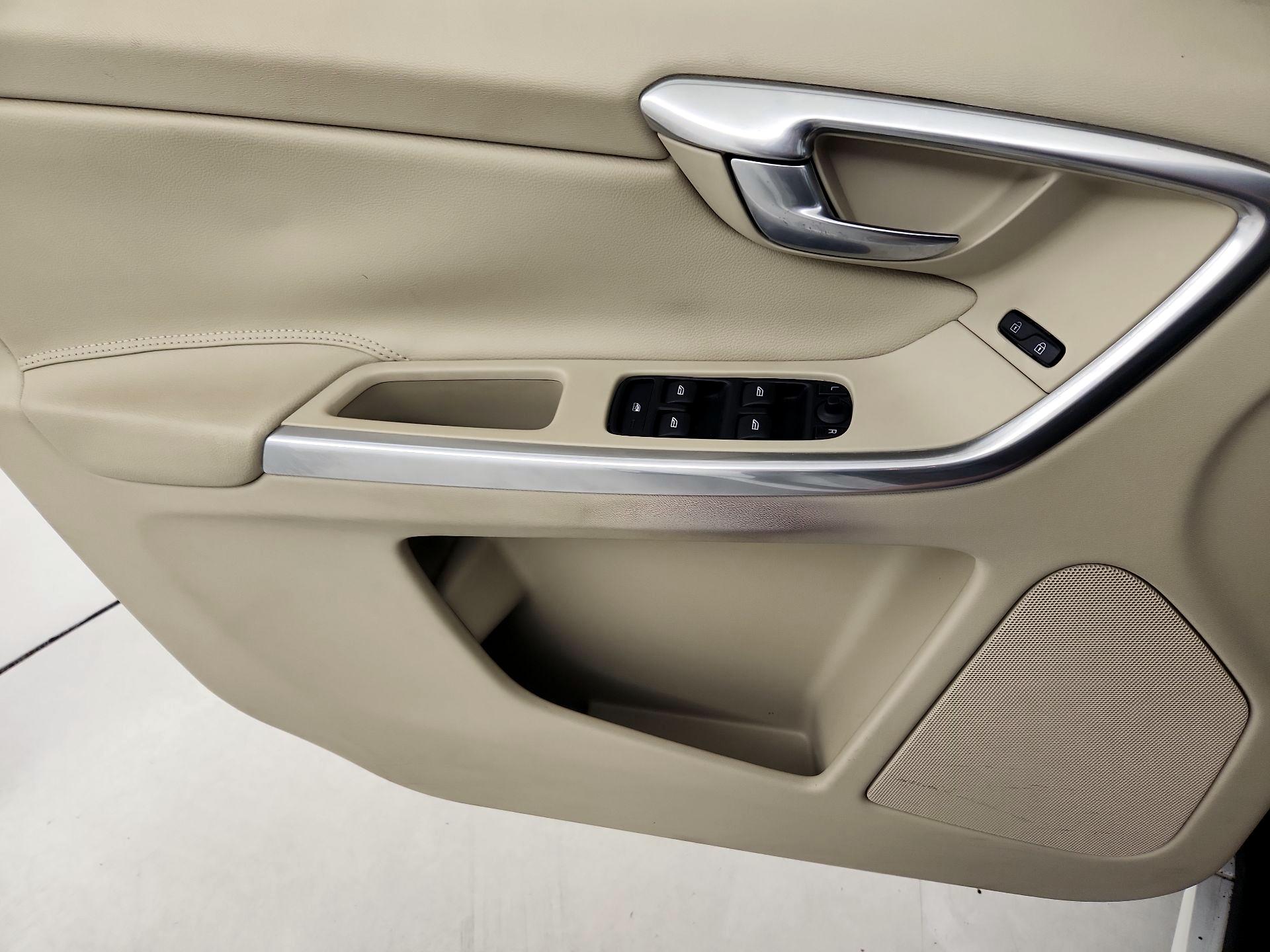 Thumbnail: 2015 Volvo XC60 - 12