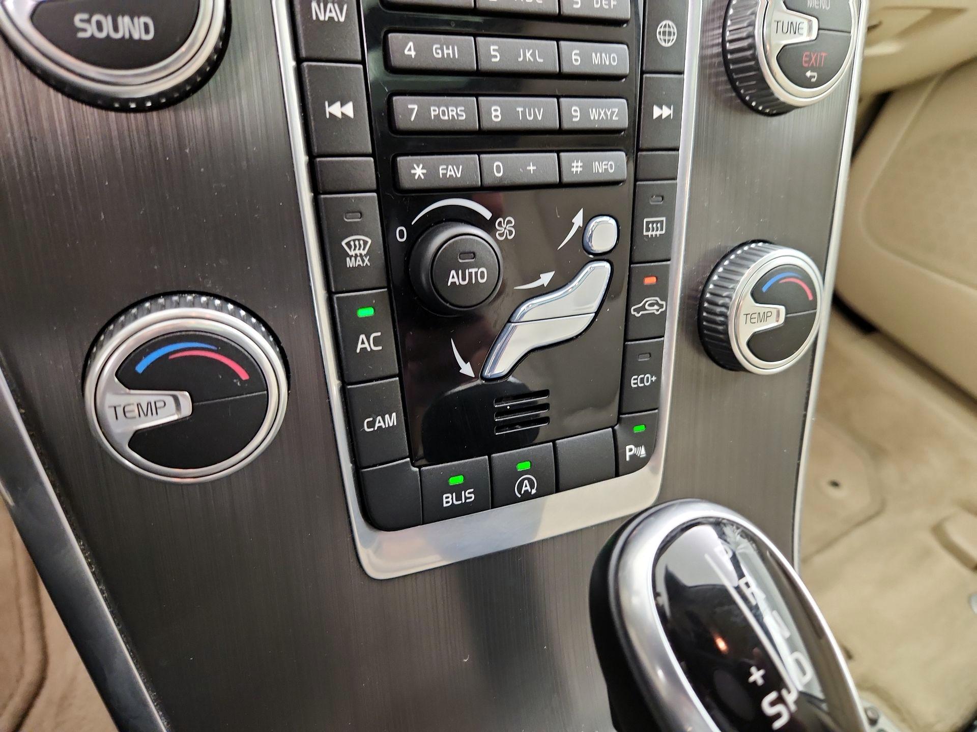 Thumbnail: 2015 Volvo XC60 - 17