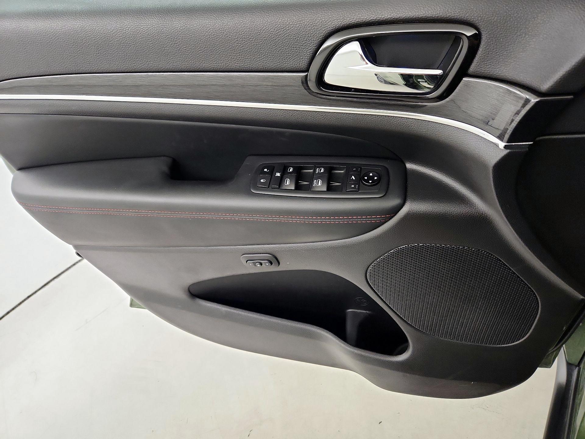 Thumbnail: 2021 Jeep Grand Cherokee - 12