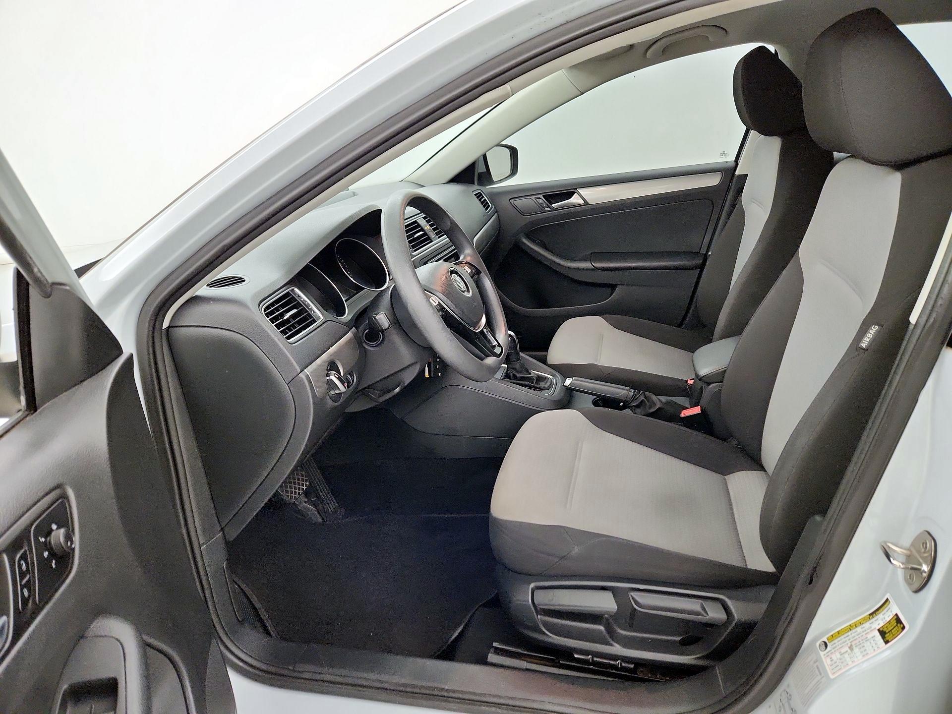 Thumbnail: 2017 Volkswagen Jetta - 11