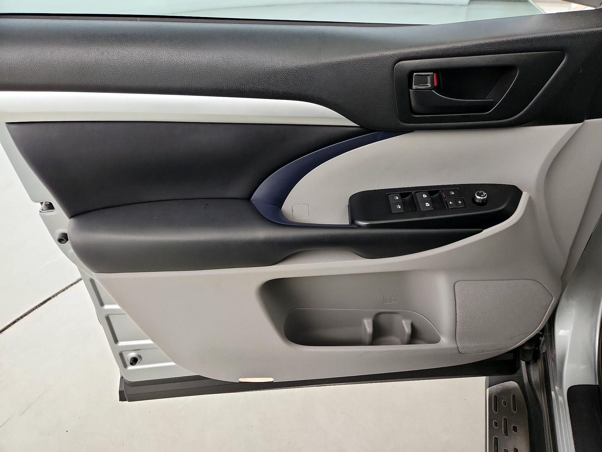 Thumbnail: 2019 Toyota Highlander - 12