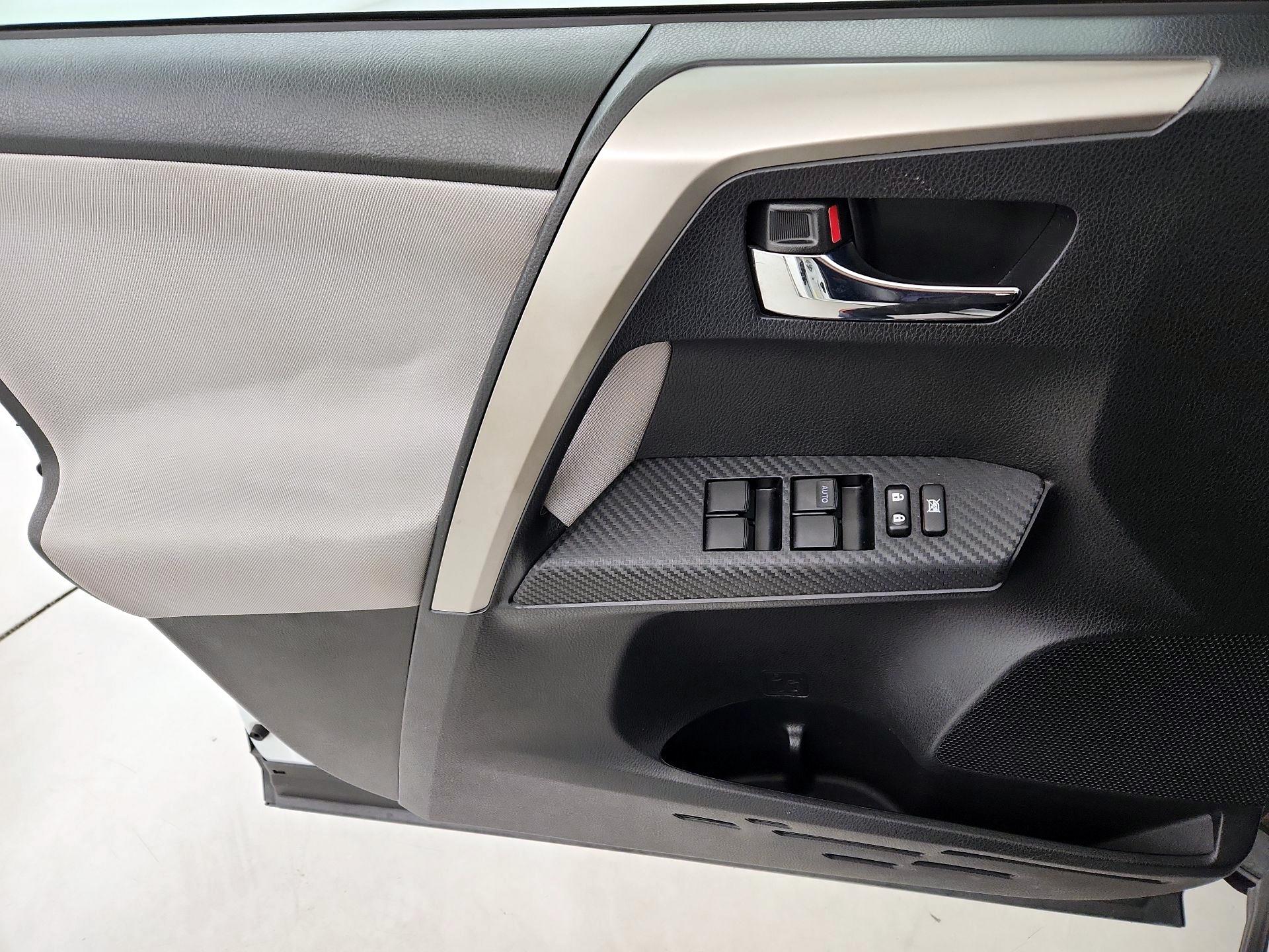 Thumbnail: 2015 Toyota RAV4 - 12