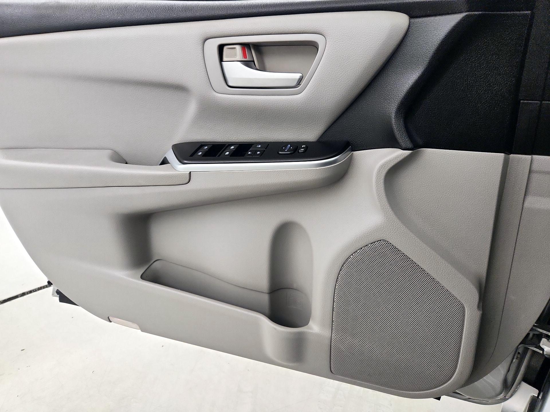 Thumbnail: 2015 Toyota Camry - 12