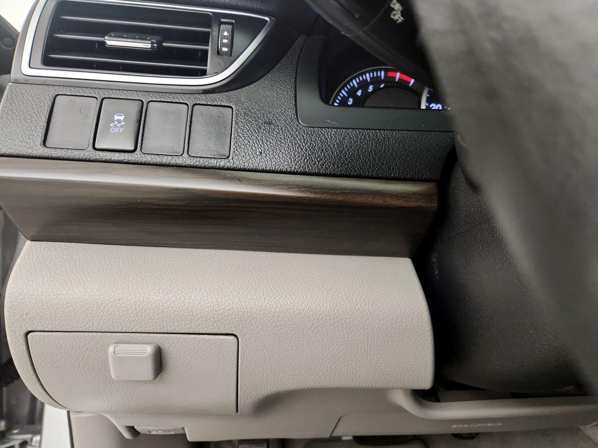 Thumbnail: 2015 Toyota Camry - 13