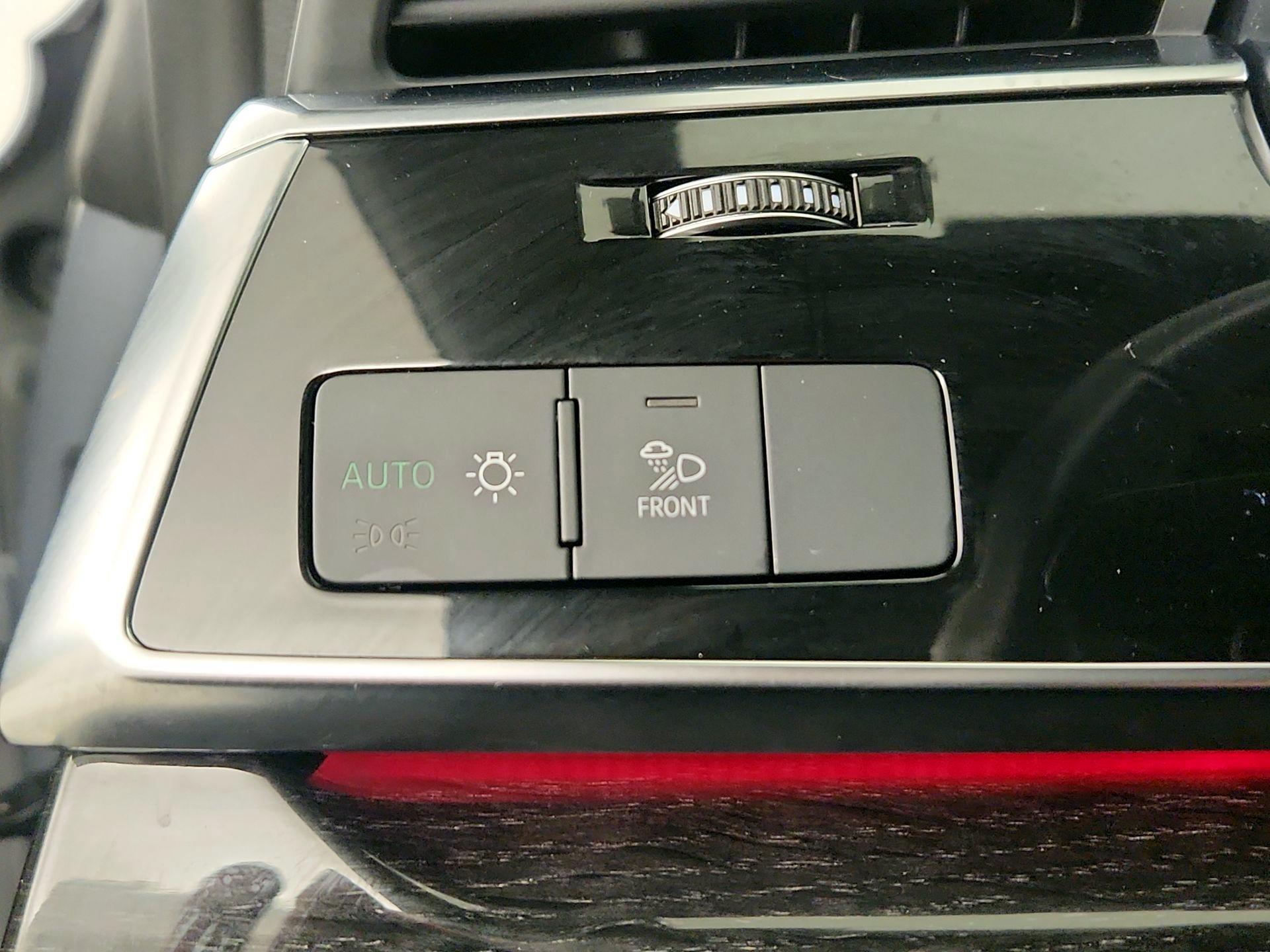 Thumbnail: 2021 Audi Q8 - 13