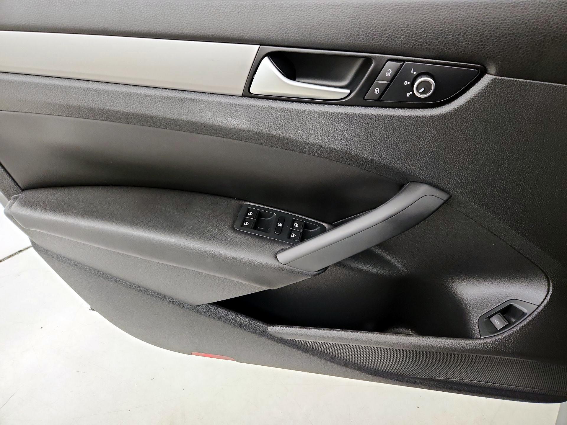 Thumbnail: 2015 Volkswagen Passat - 12