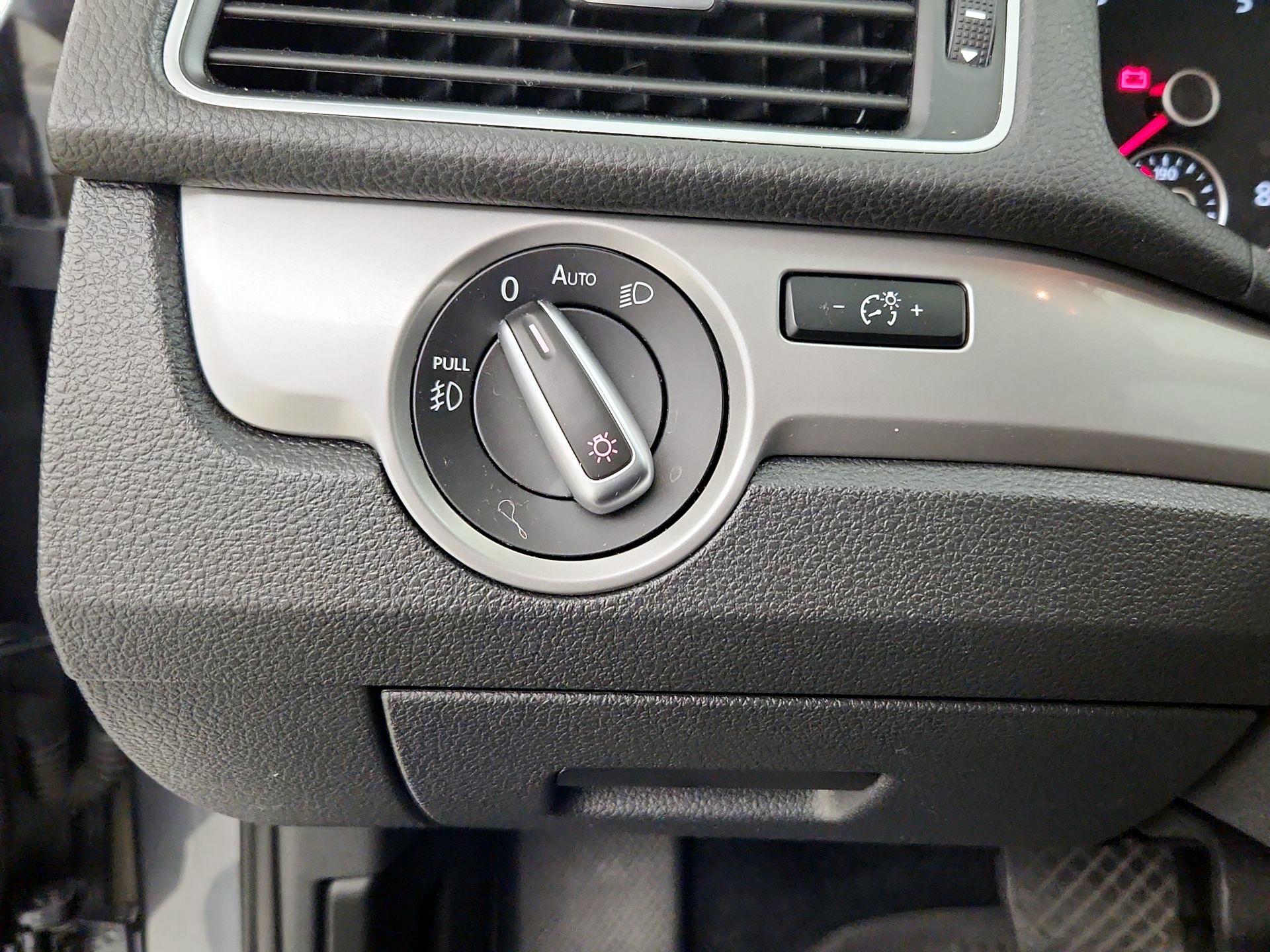 Thumbnail: 2015 Volkswagen Passat - 13