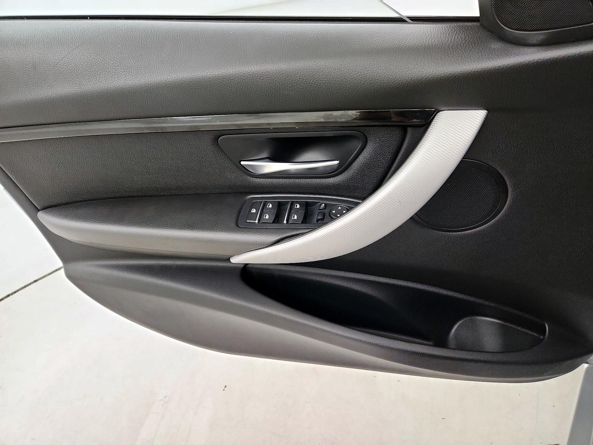 Thumbnail: 2018 BMW 3 Series - 12