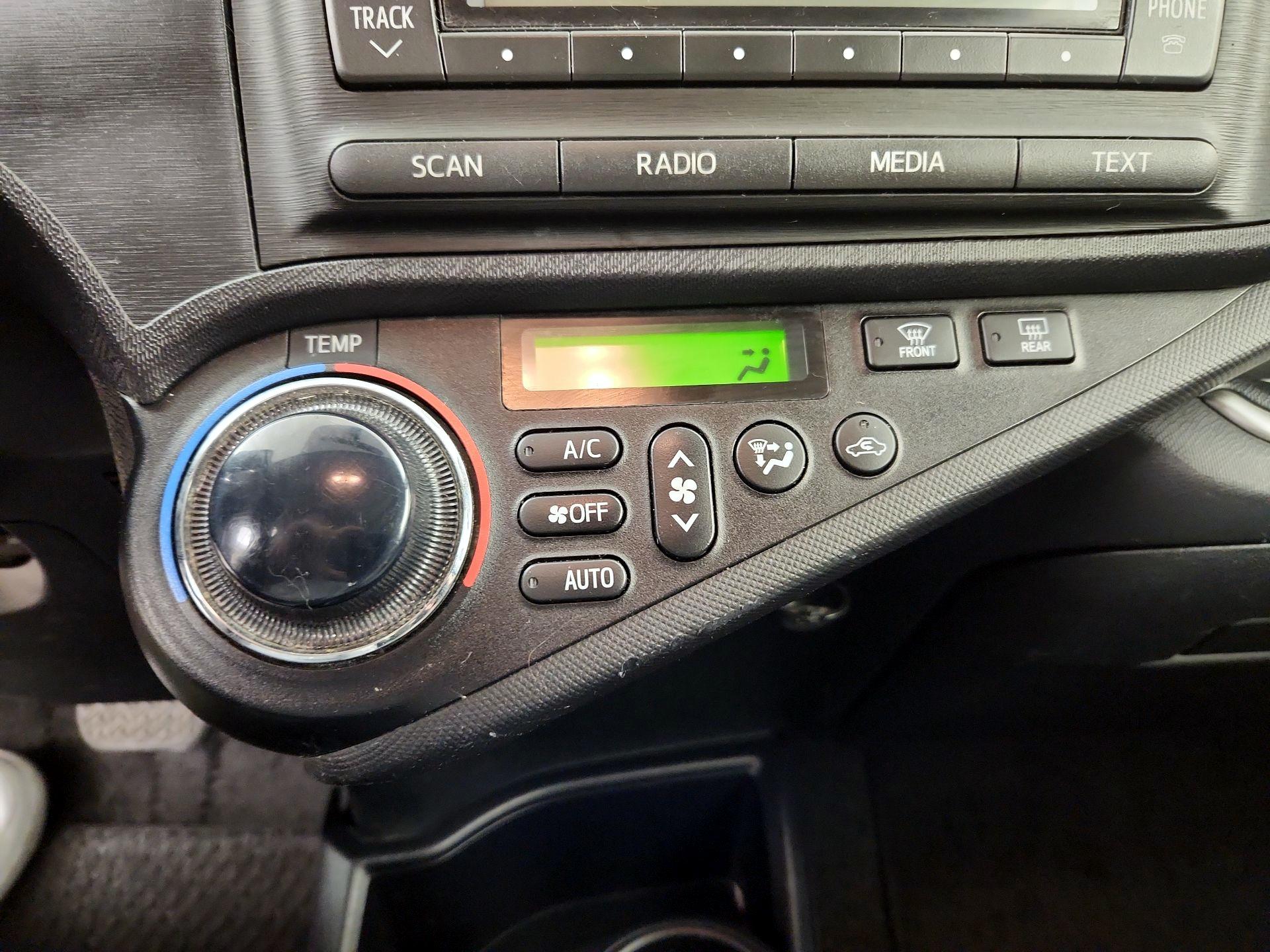 Thumbnail: 2014 Toyota Prius c - 15