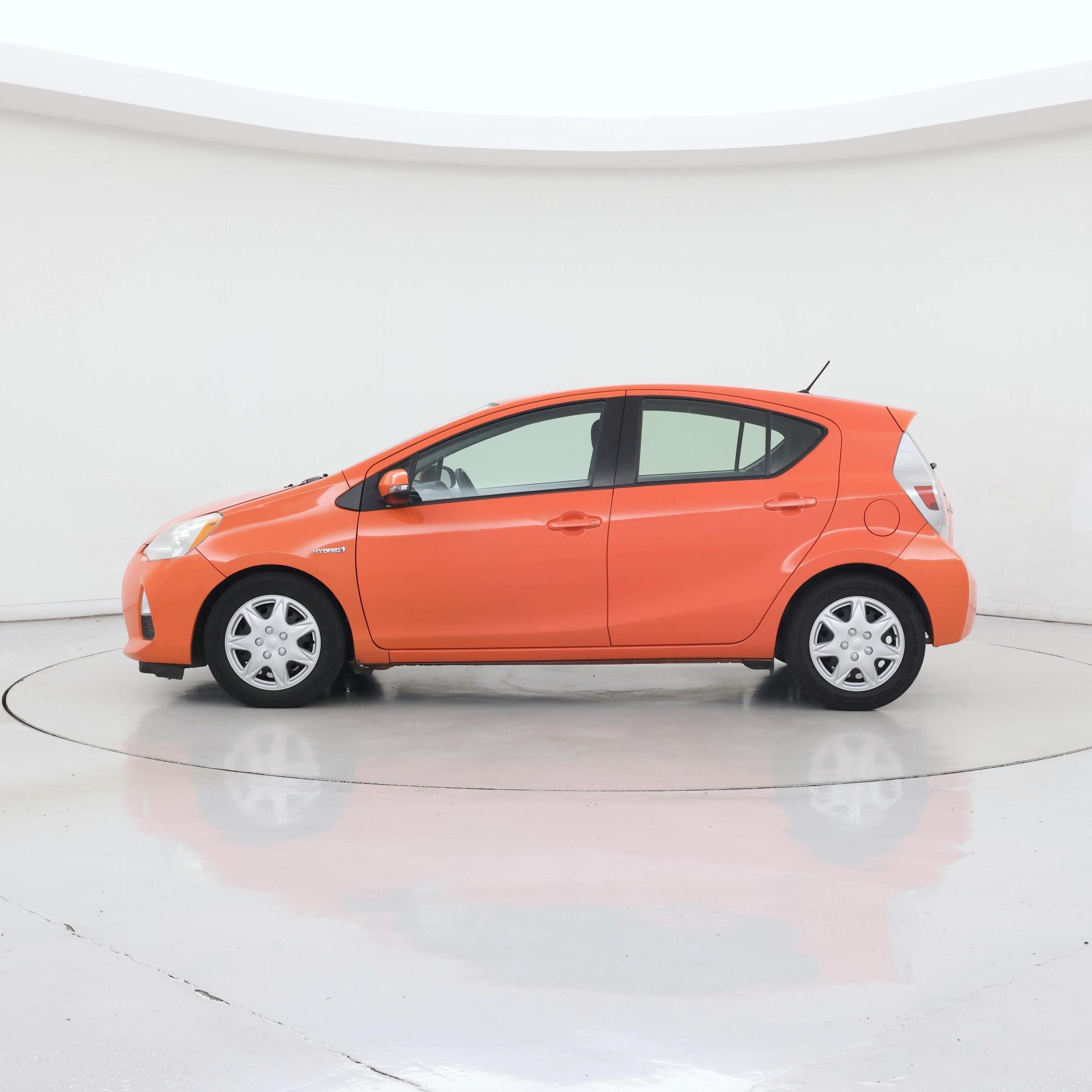 Thumbnail: 2014 Toyota Prius c - 3