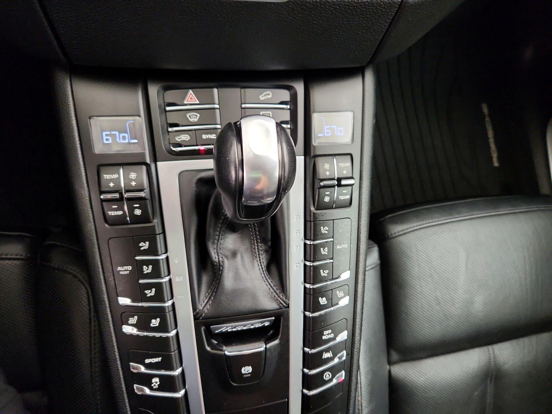 Thumbnail: 2017 Porsche Macan - 17