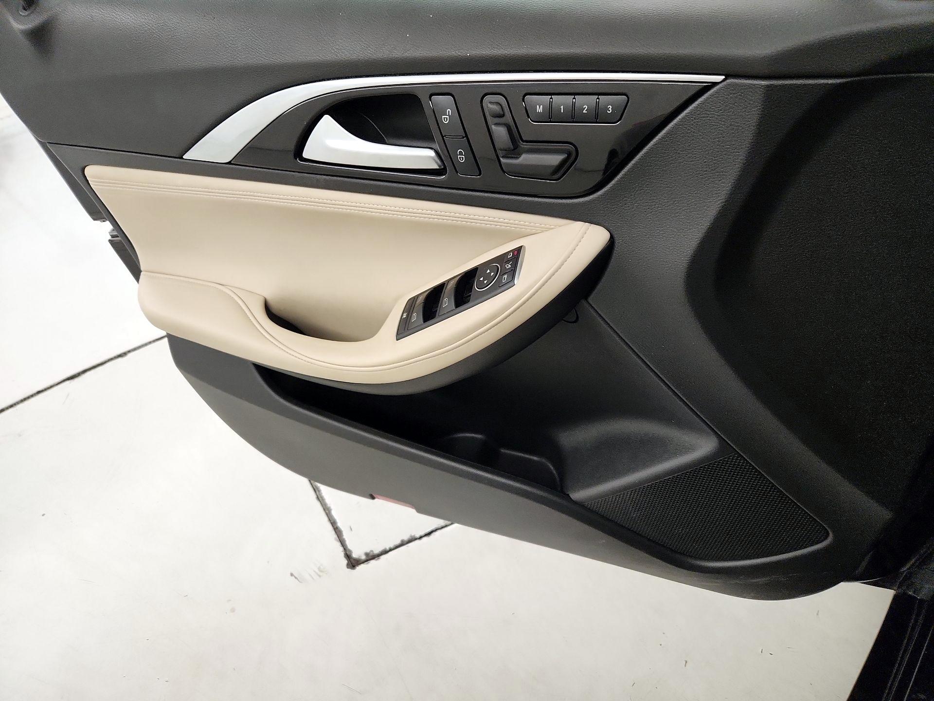 Thumbnail: 2018 INFINITI QX30 - 12