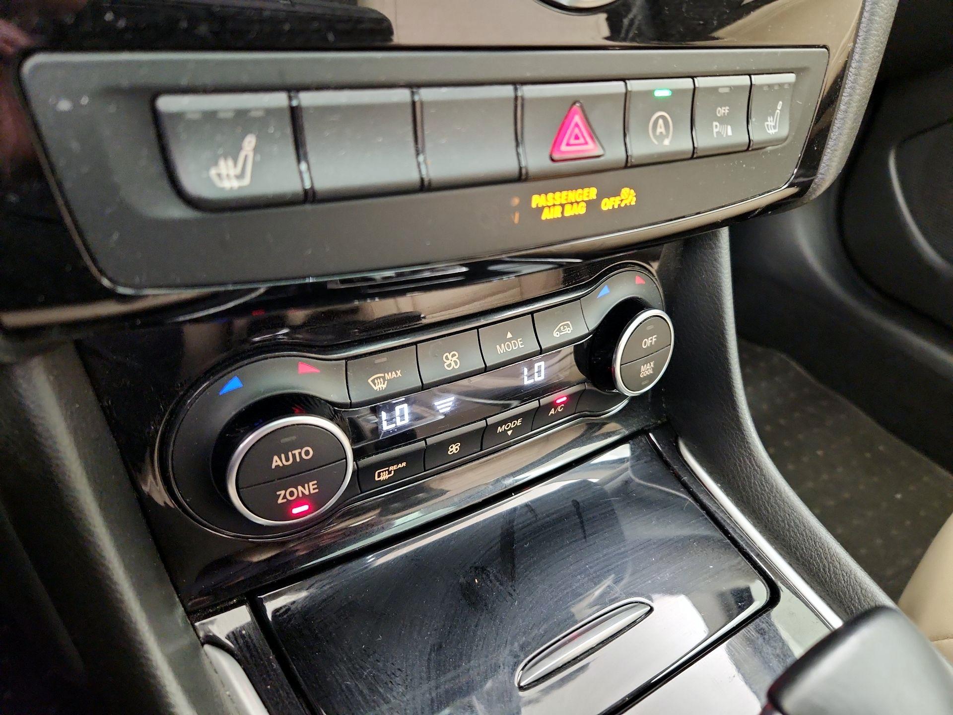 Thumbnail: 2018 INFINITI QX30 - 17