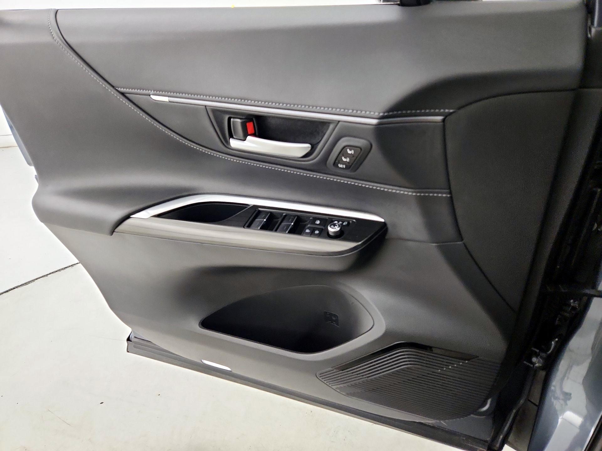 Thumbnail: 2021 Toyota Venza - 12