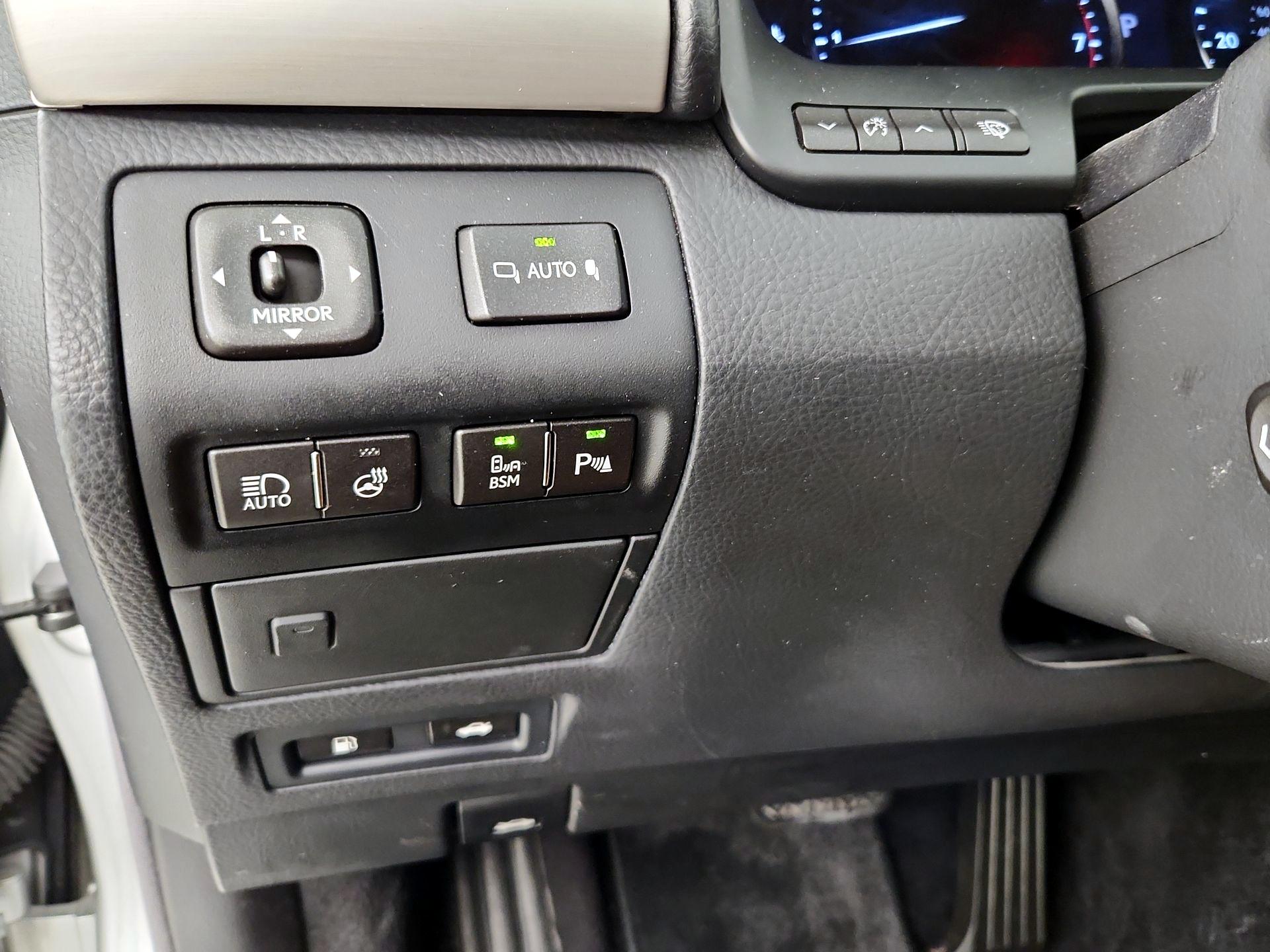 Thumbnail: 2015 Lexus LS - 13