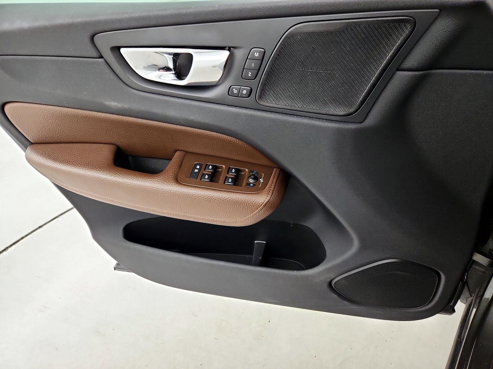 Thumbnail: 2019 Volvo XC60 - 12