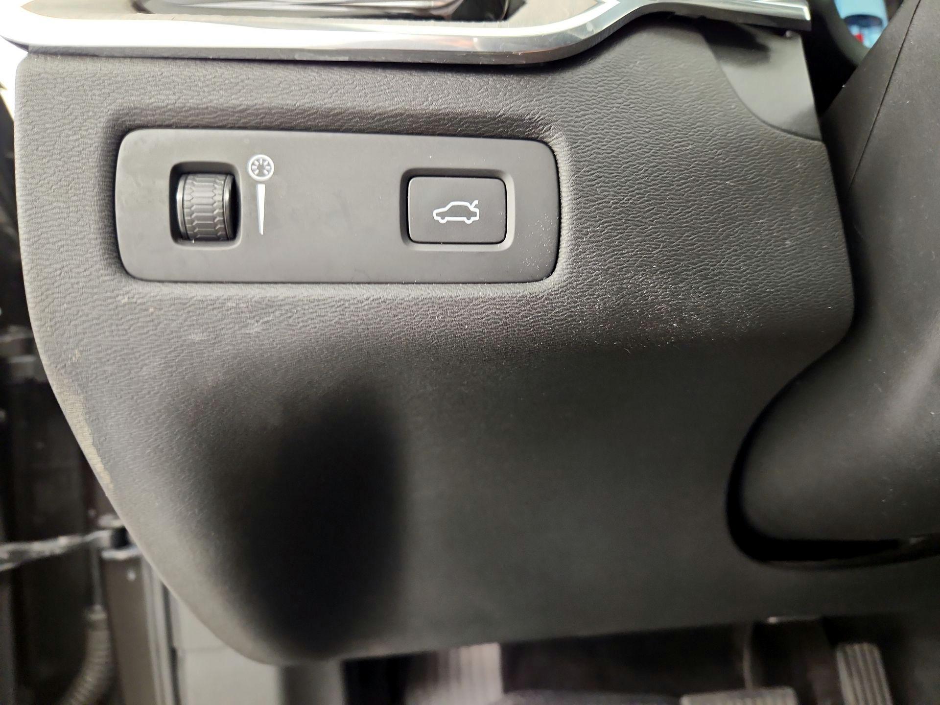 Thumbnail: 2019 Volvo XC60 - 13