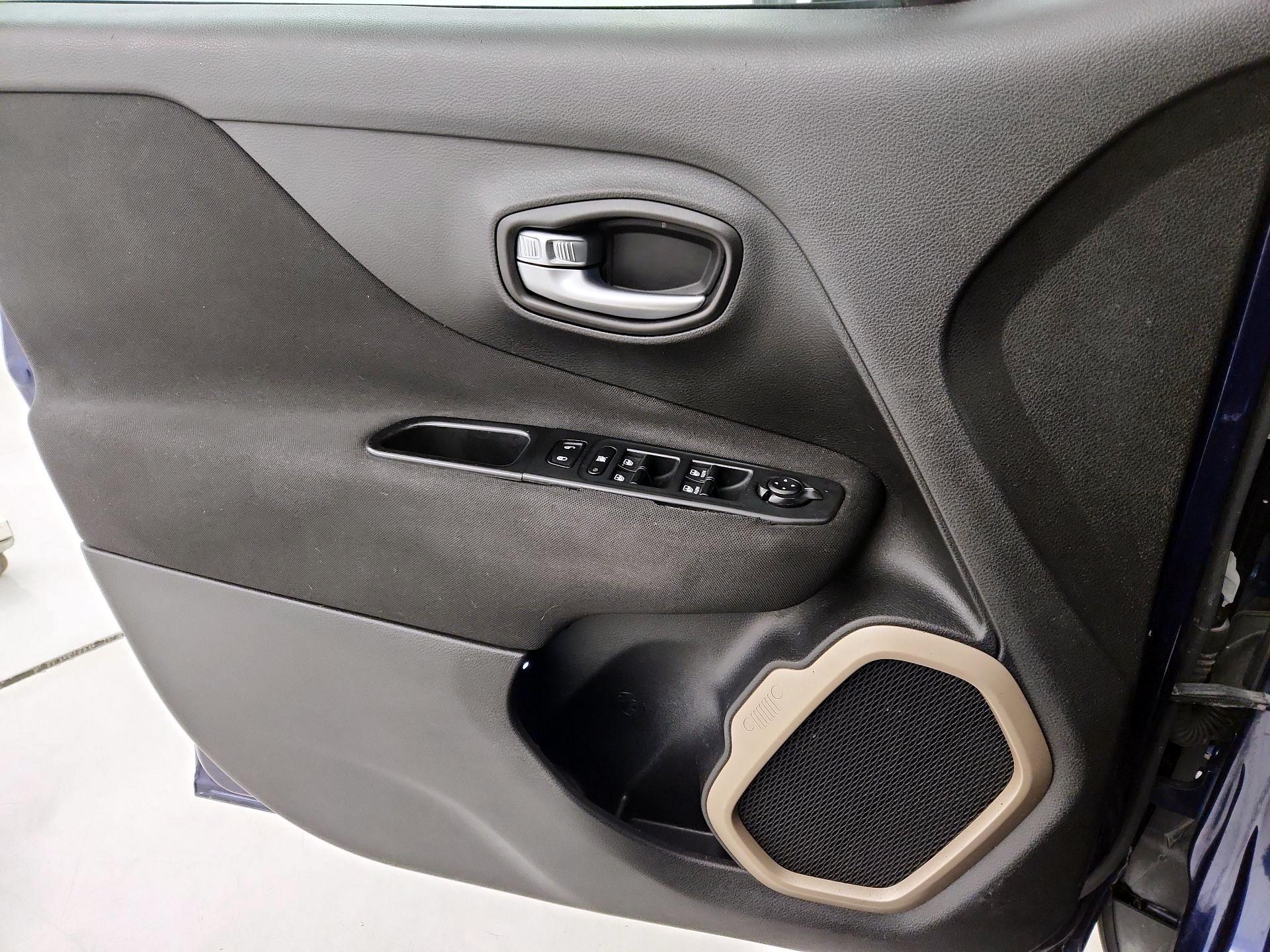 Thumbnail: 2017 Jeep Renegade - 12