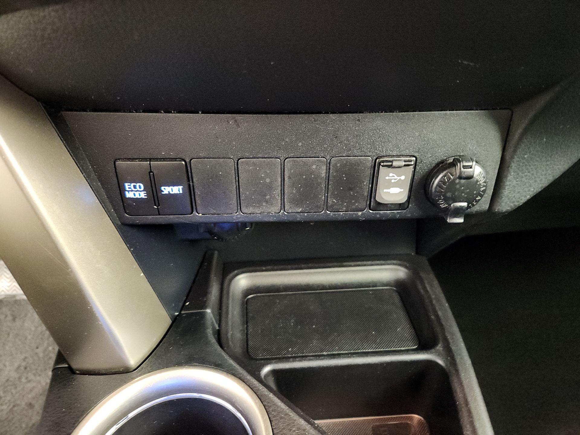 Thumbnail: 2015 Toyota RAV4 - 18