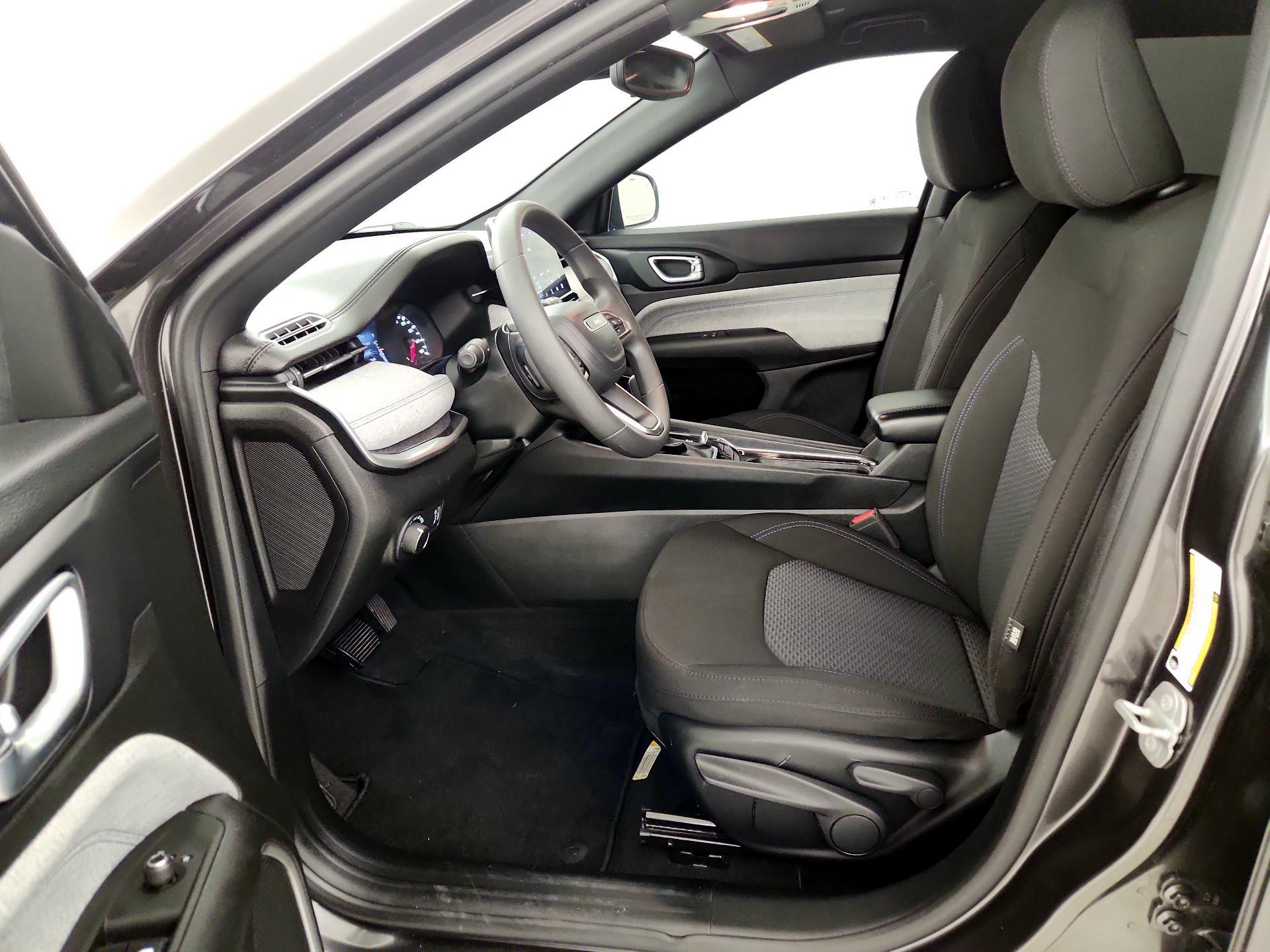 Thumbnail: 2023 Jeep Compass - 11