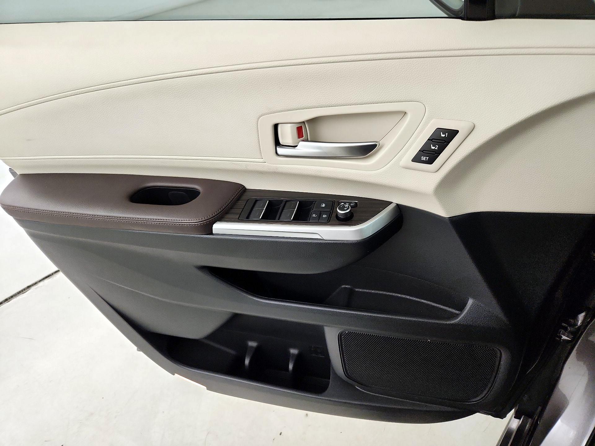 Thumbnail: 2021 Toyota Sienna - 12