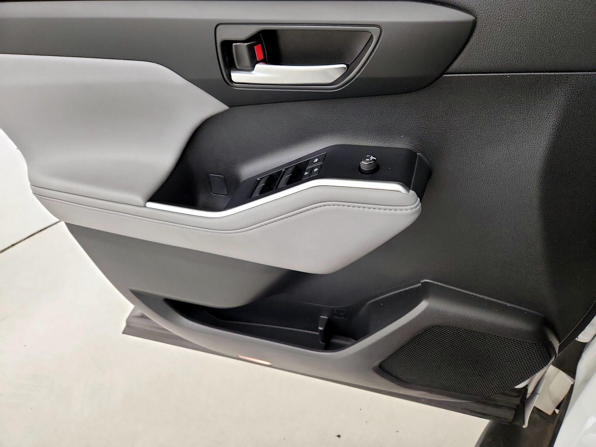 Thumbnail: 2020 Toyota Highlander - 12