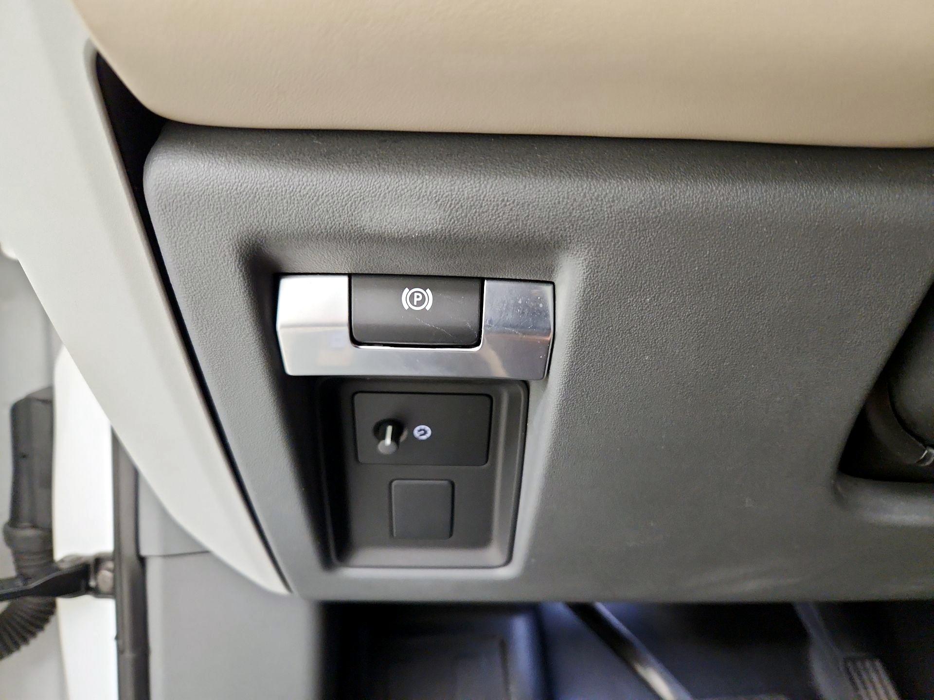 Thumbnail: 2022 Land Rover Defender - 13