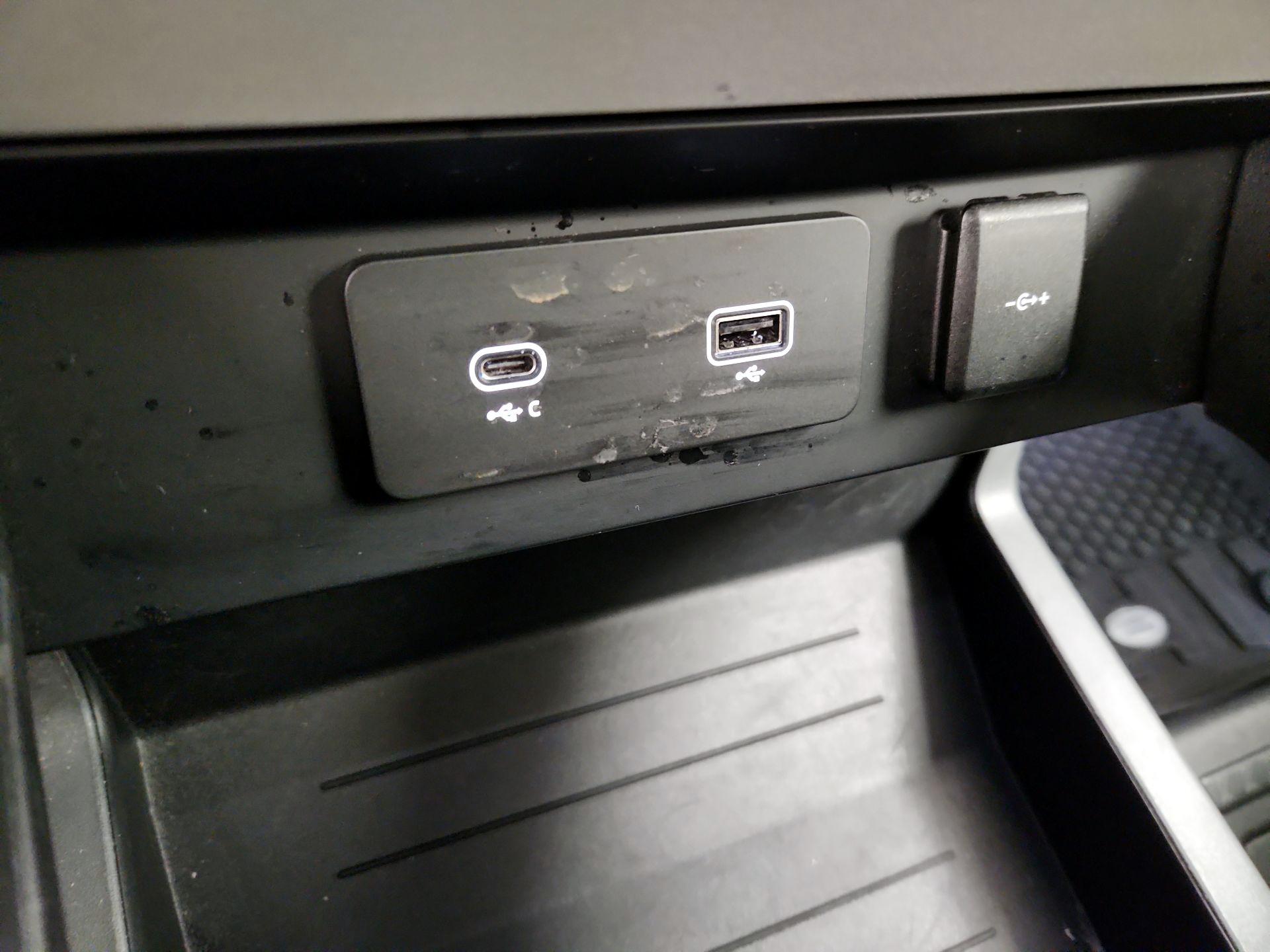 Thumbnail: 2022 Land Rover Defender - 19