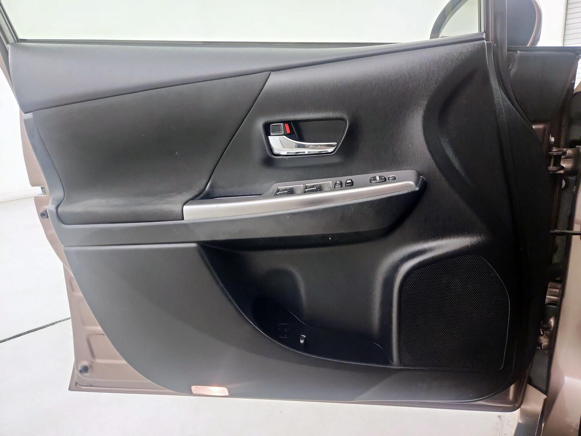 Thumbnail: 2015 Toyota Prius v - 12