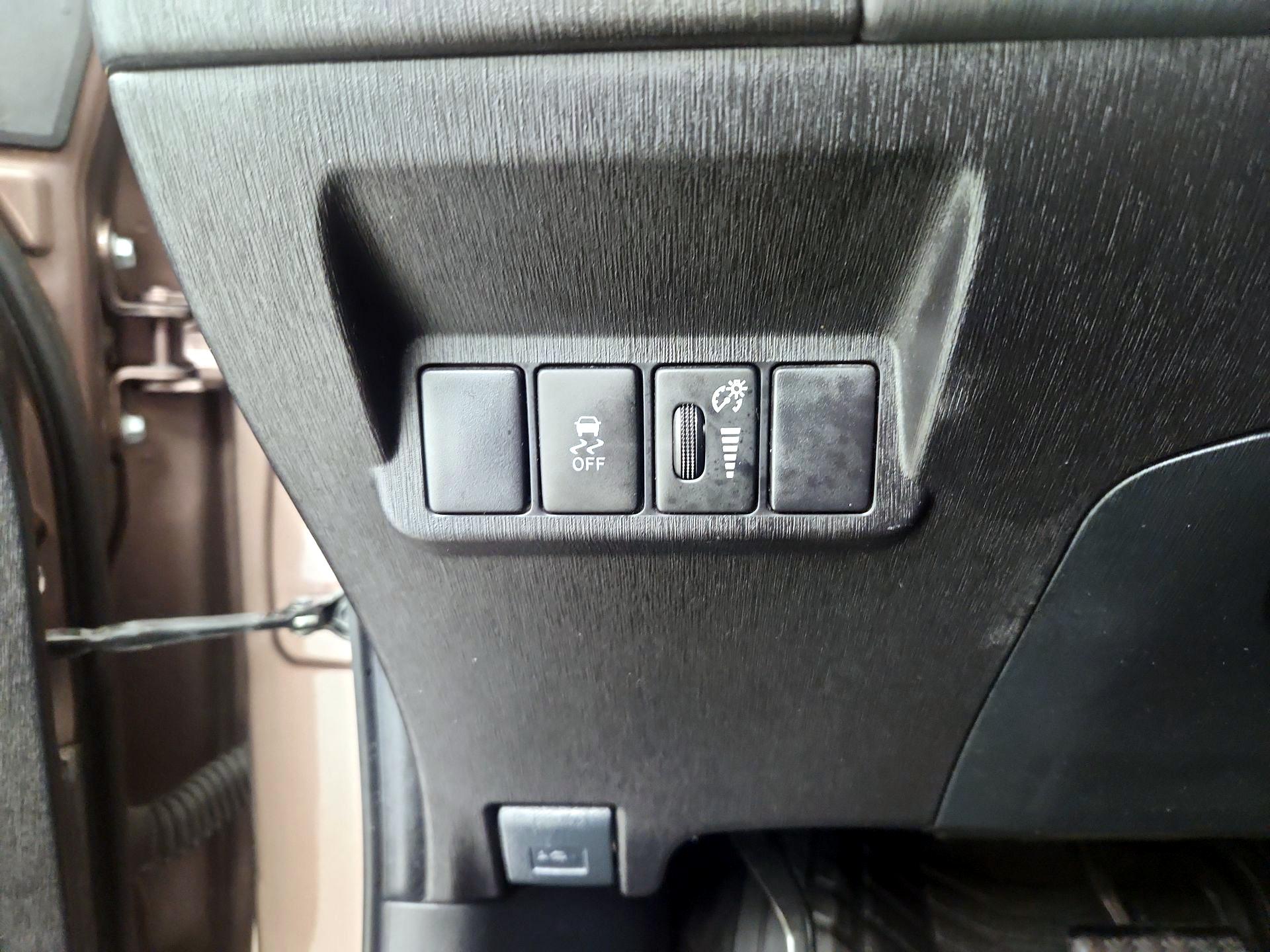 Thumbnail: 2015 Toyota Prius v - 13