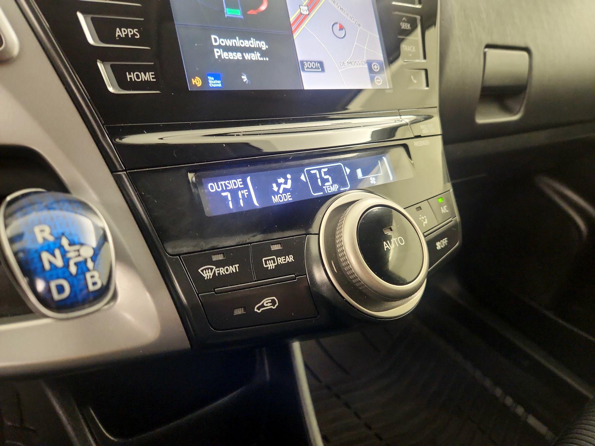 Thumbnail: 2015 Toyota Prius v - 17