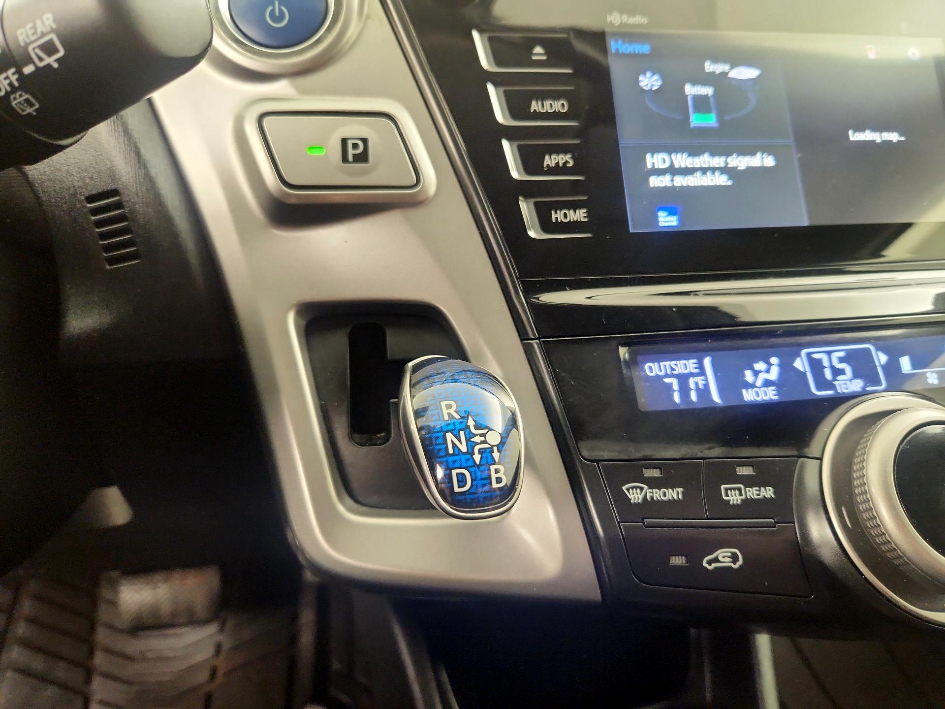 Thumbnail: 2015 Toyota Prius v - 18