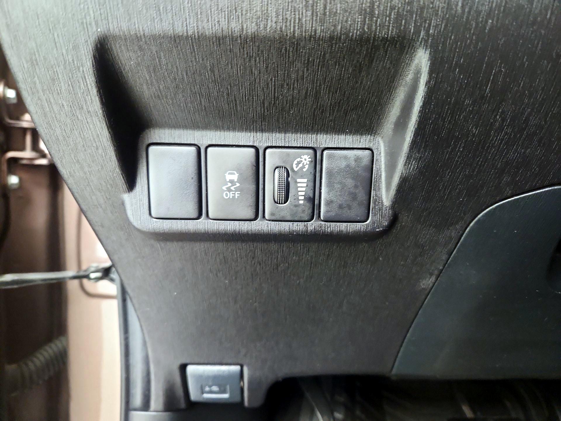 Thumbnail: 2015 Toyota Prius v - 19