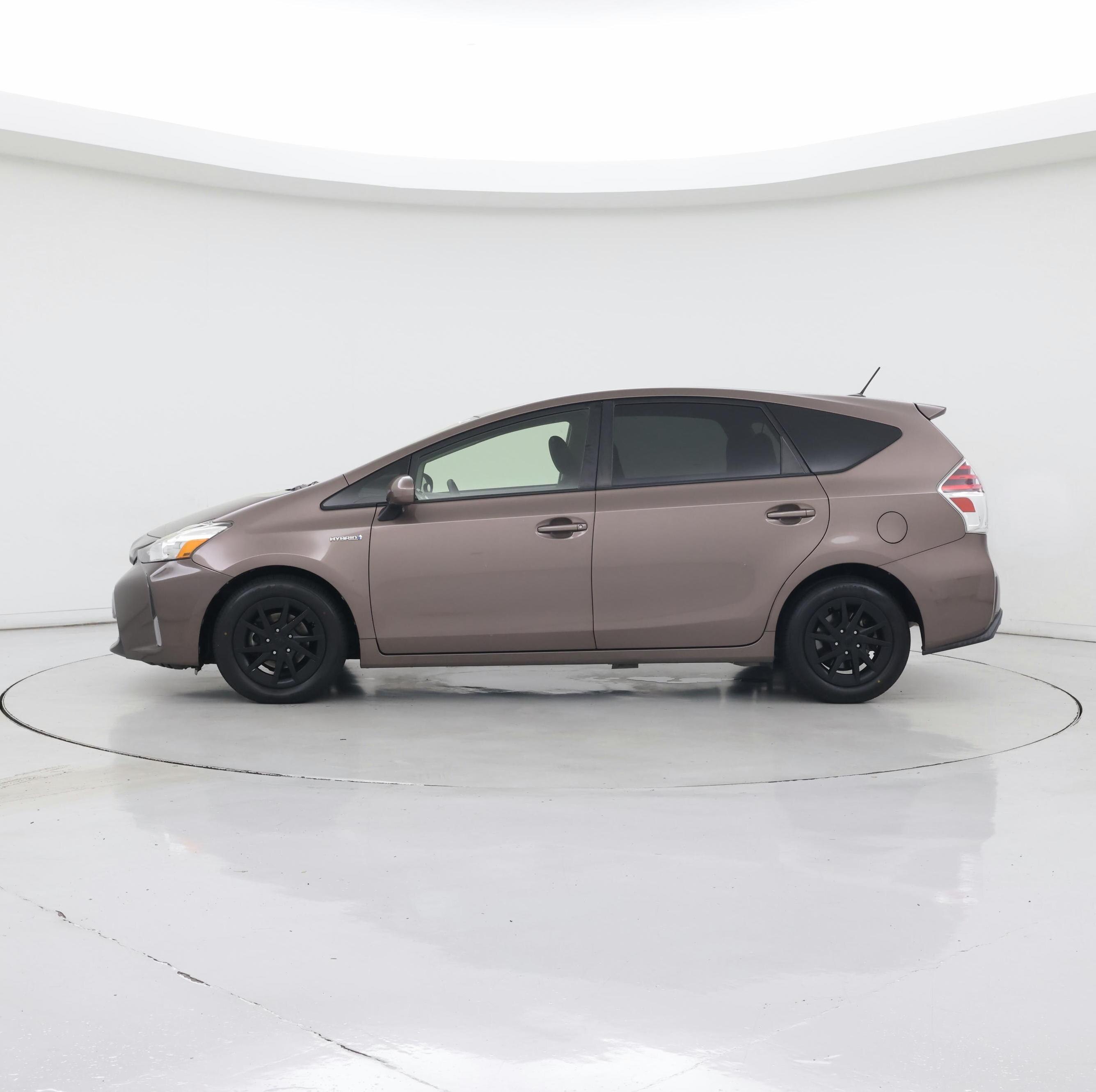 Thumbnail: 2015 Toyota Prius v - 3