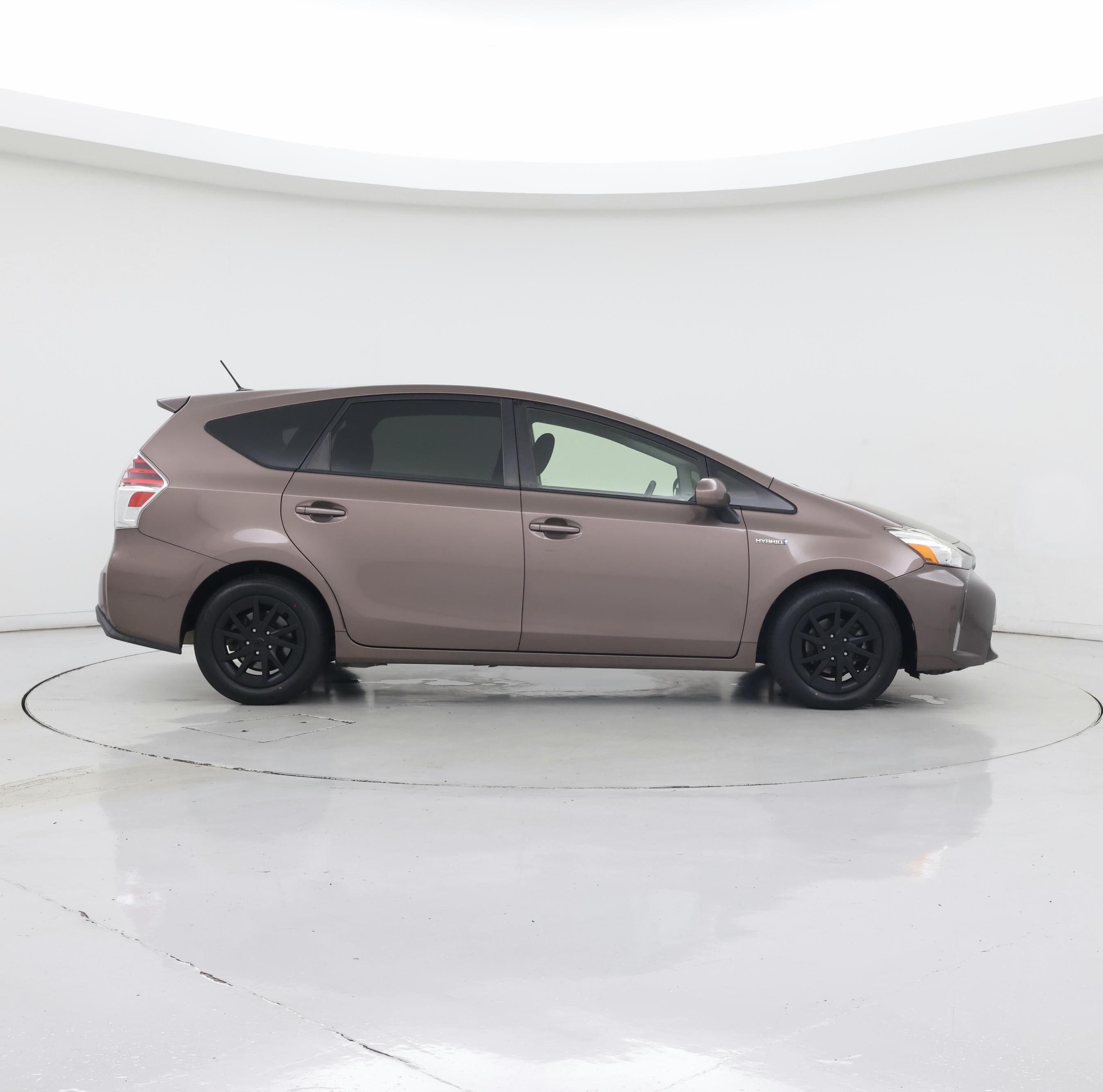 Thumbnail: 2015 Toyota Prius v - 7