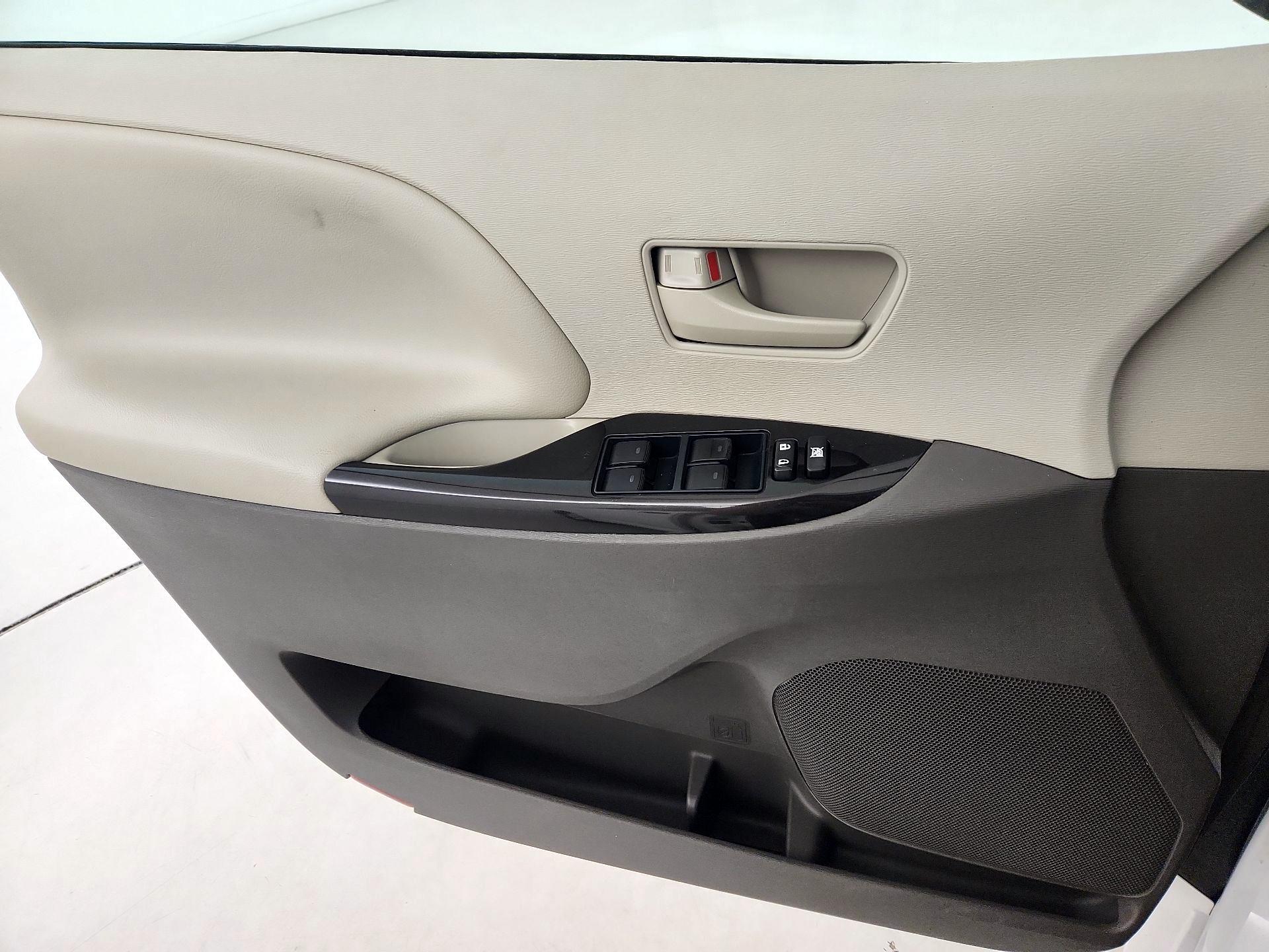 Thumbnail: 2014 Toyota Sienna - 12