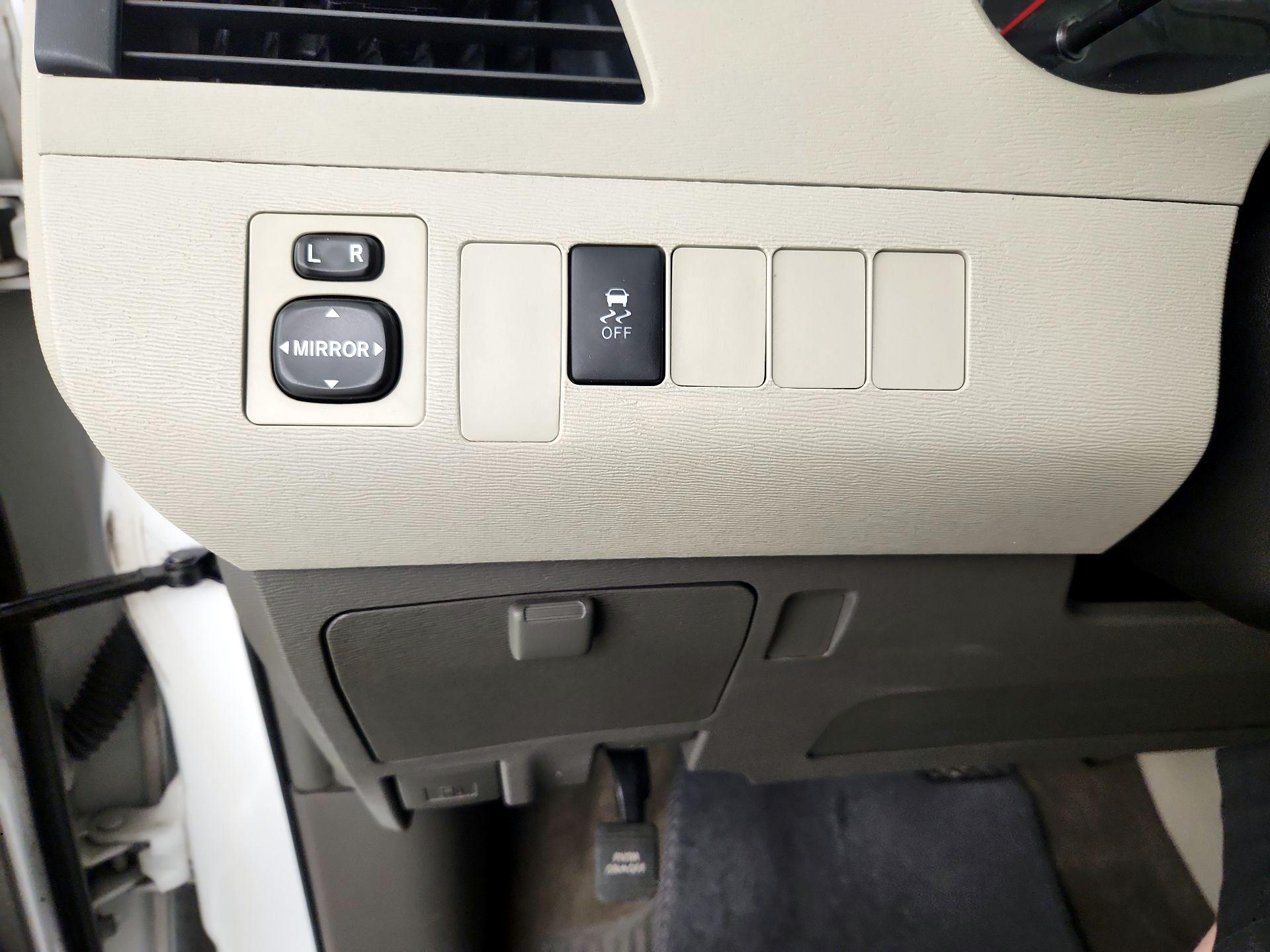 Thumbnail: 2014 Toyota Sienna - 13