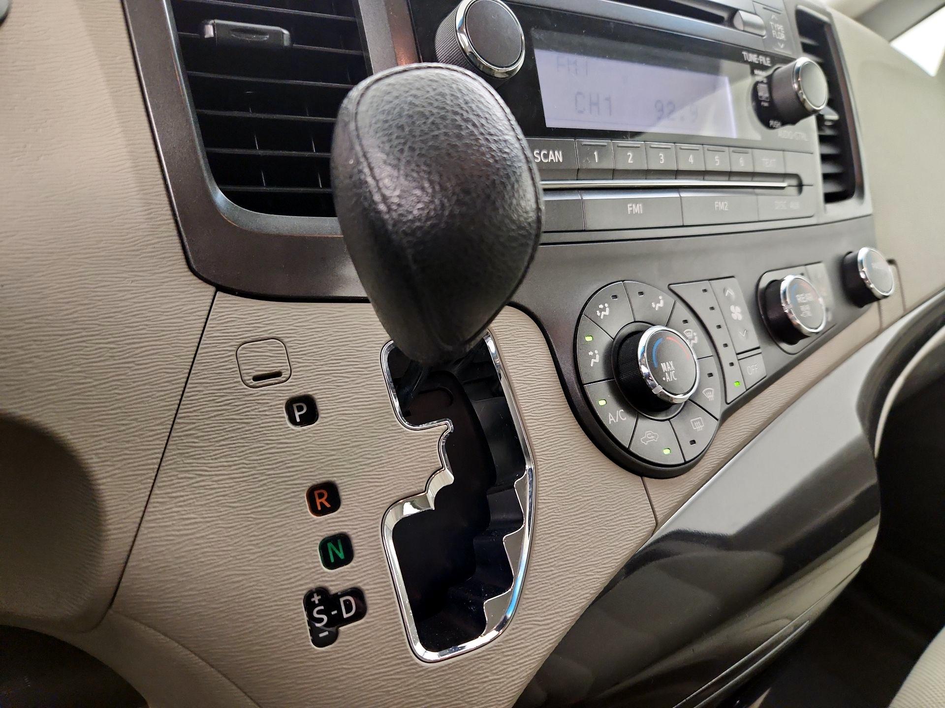 Thumbnail: 2014 Toyota Sienna - 16