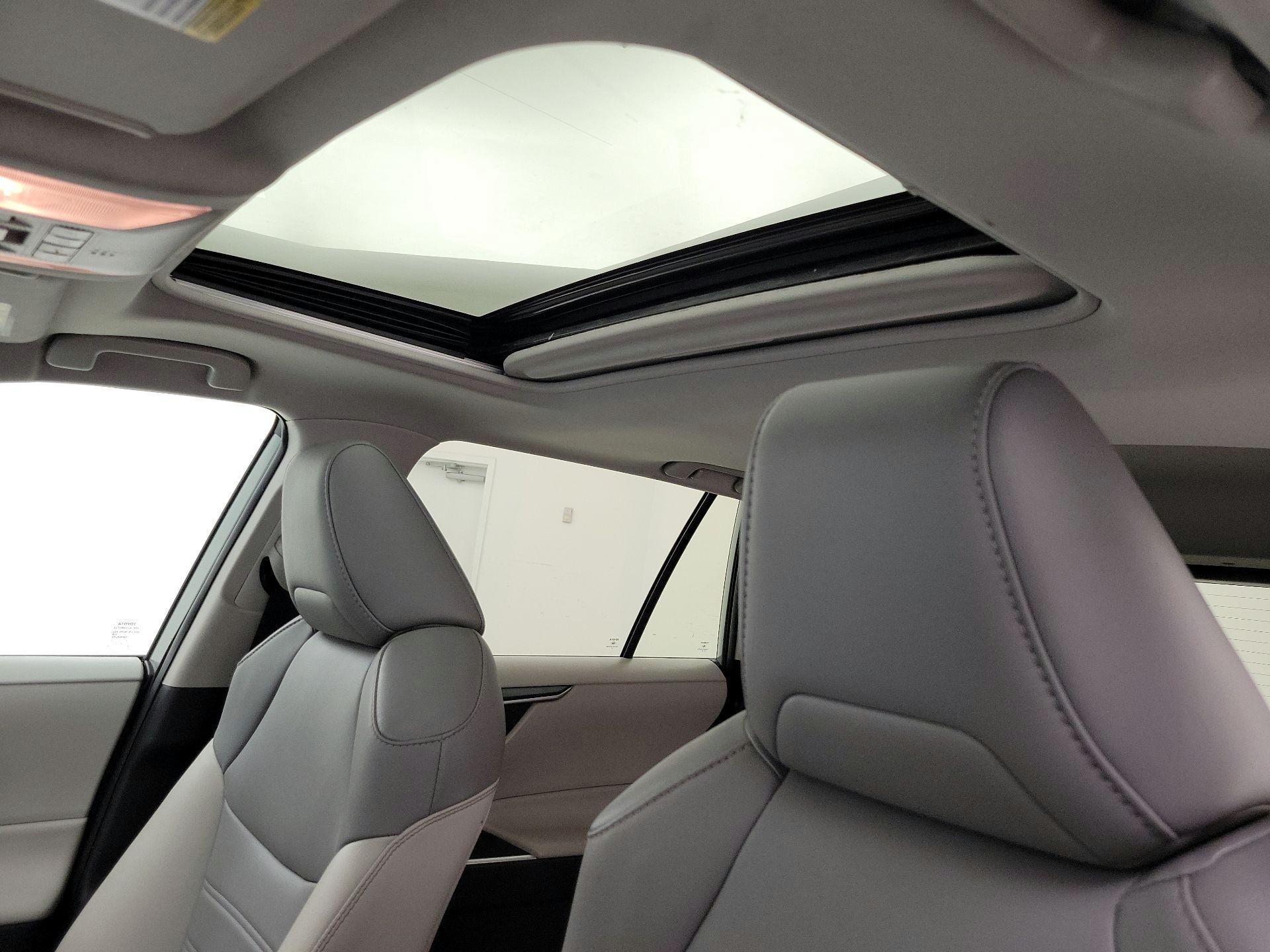 Thumbnail: 2019 Toyota RAV4 - 19