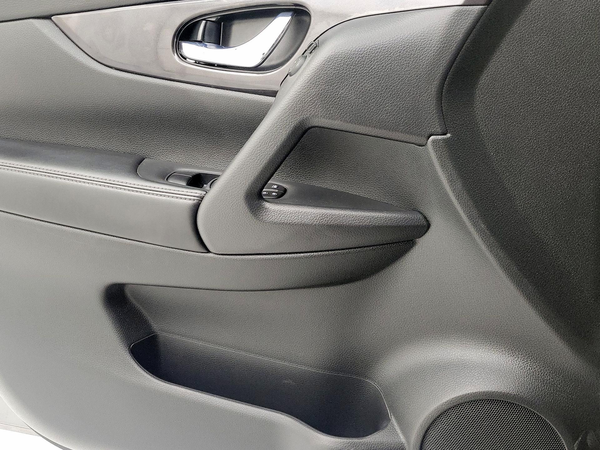 Thumbnail: 2018 Nissan Rogue - 12