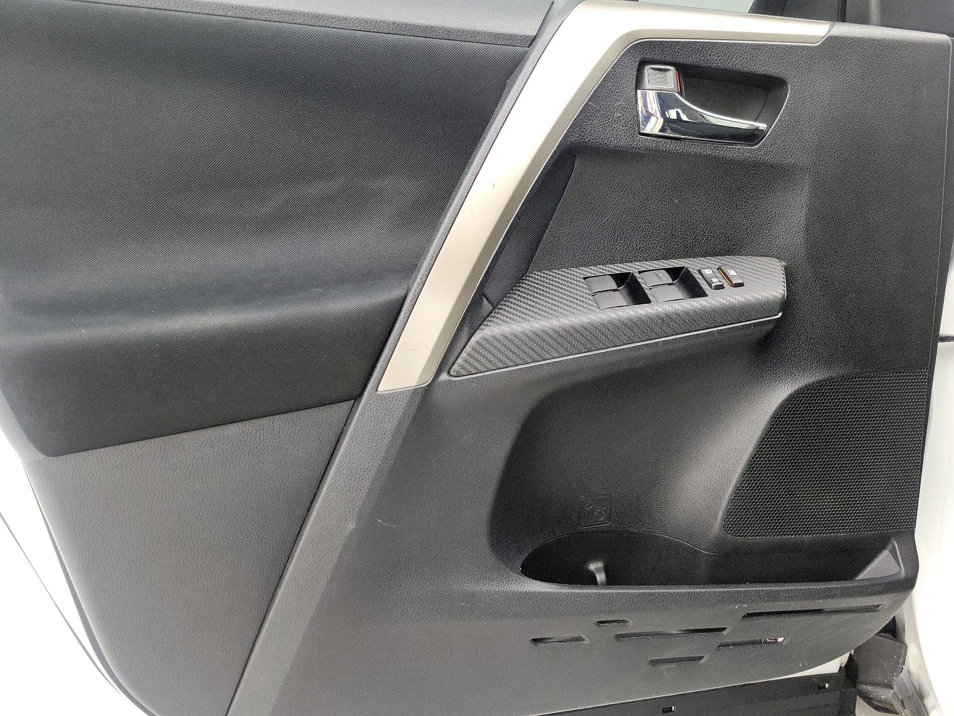 Thumbnail: 2015 Toyota RAV4 - 12