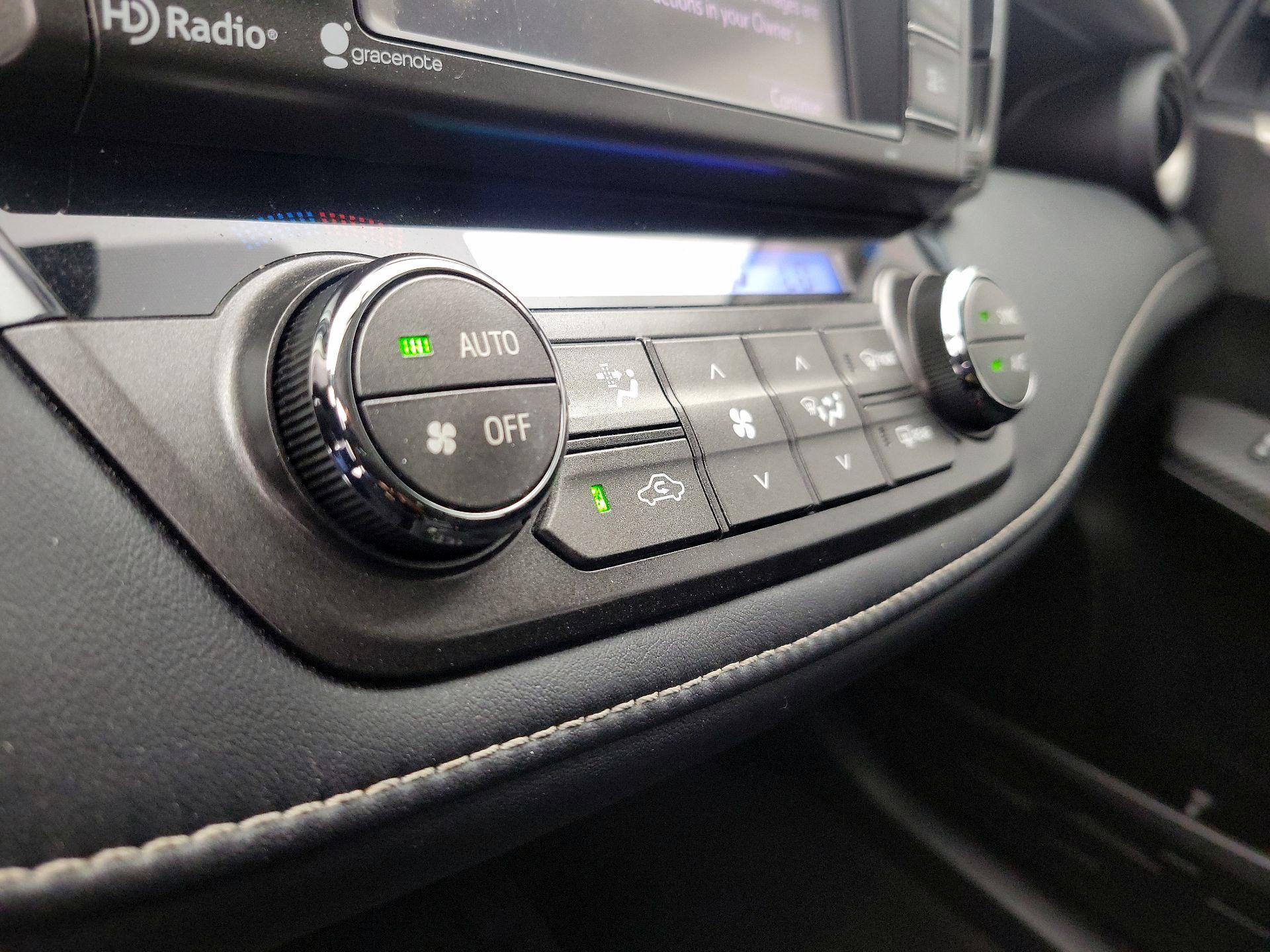 Thumbnail: 2015 Toyota RAV4 - 16