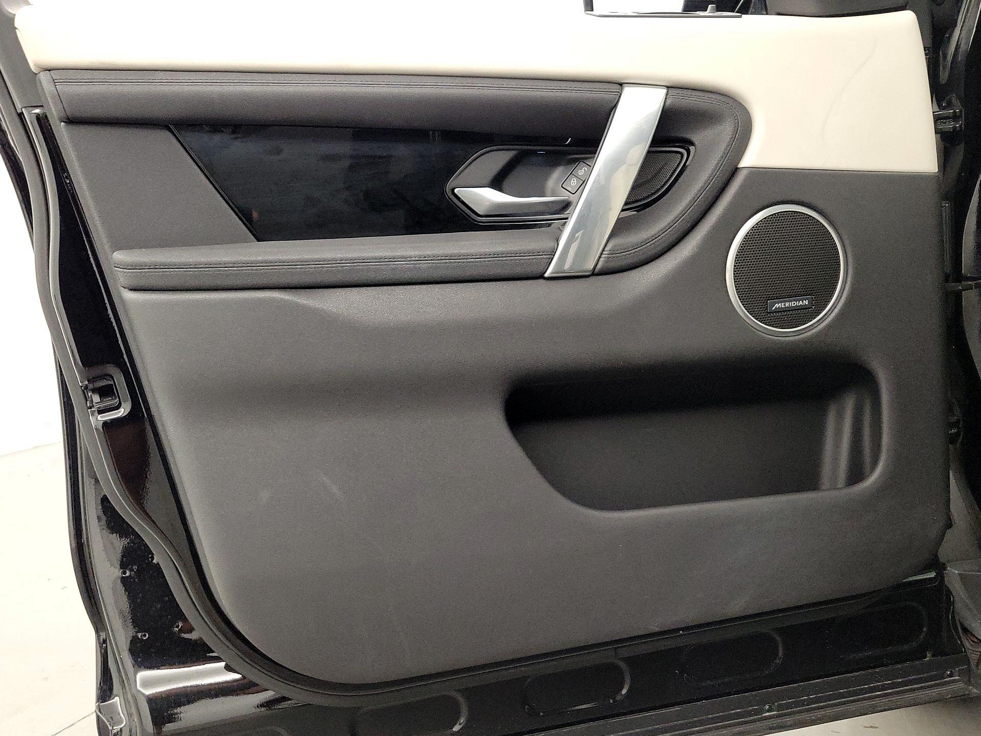 Thumbnail: 2020 Land Rover Discovery Sport - 12