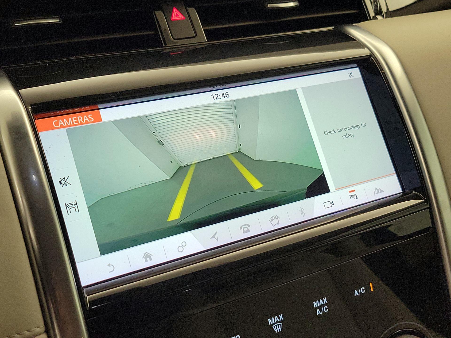 Thumbnail: 2020 Land Rover Discovery Sport - 15