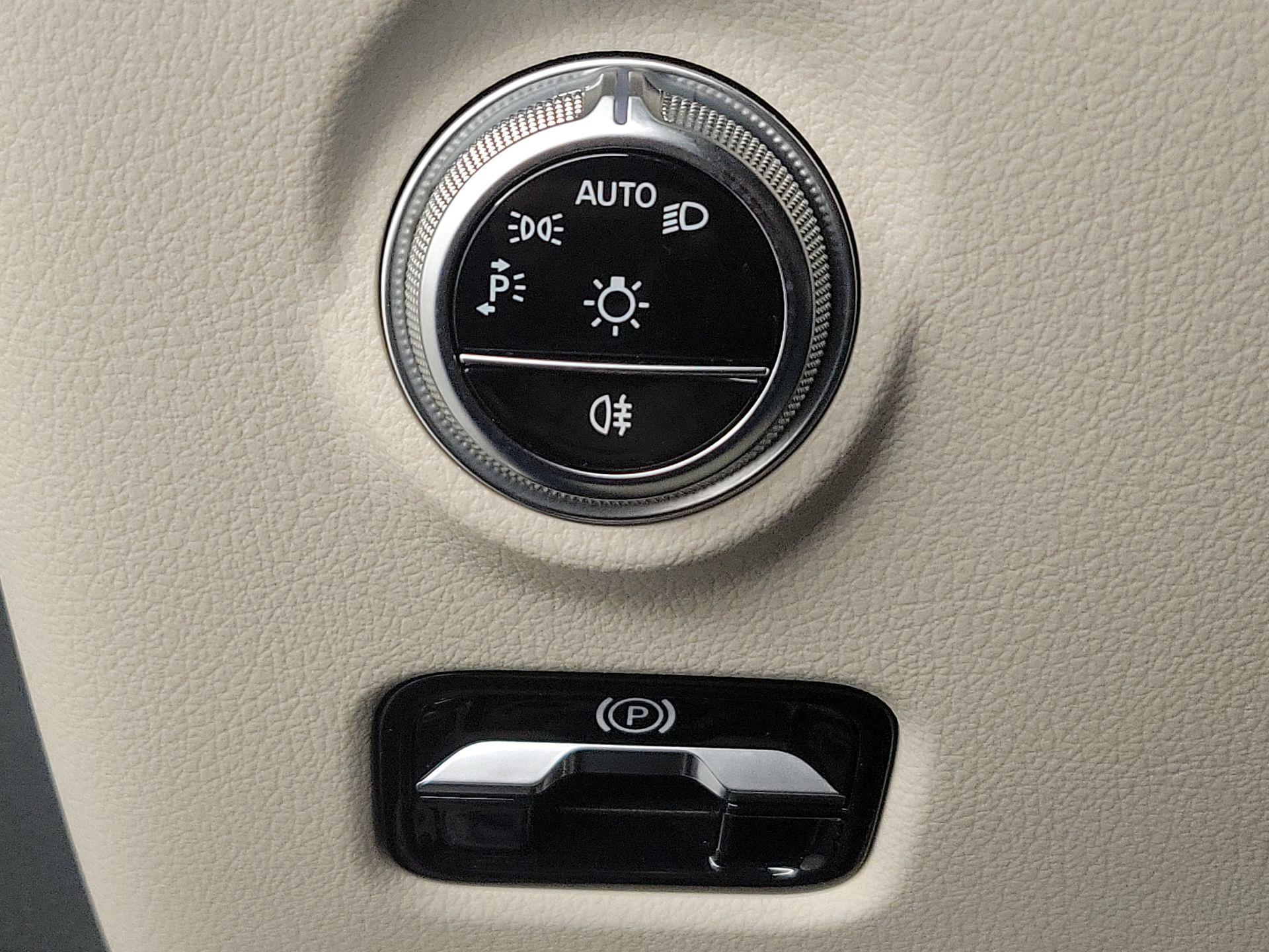 Thumbnail: 2023 Mercedes-Benz C-Class - 13