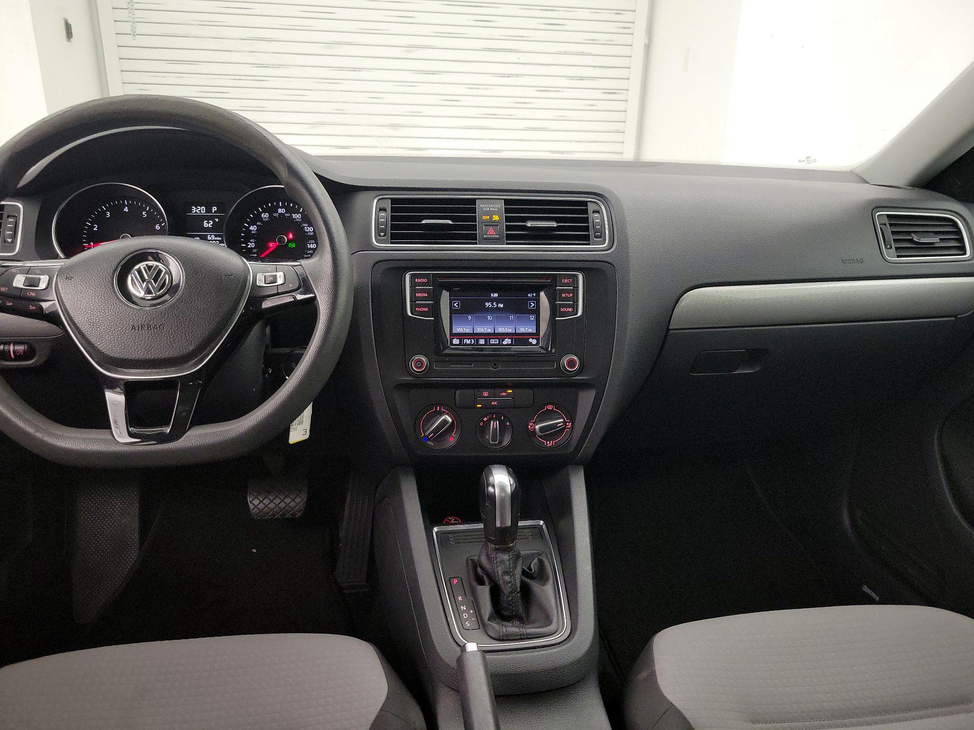 Thumbnail: 2017 Volkswagen Jetta - 9