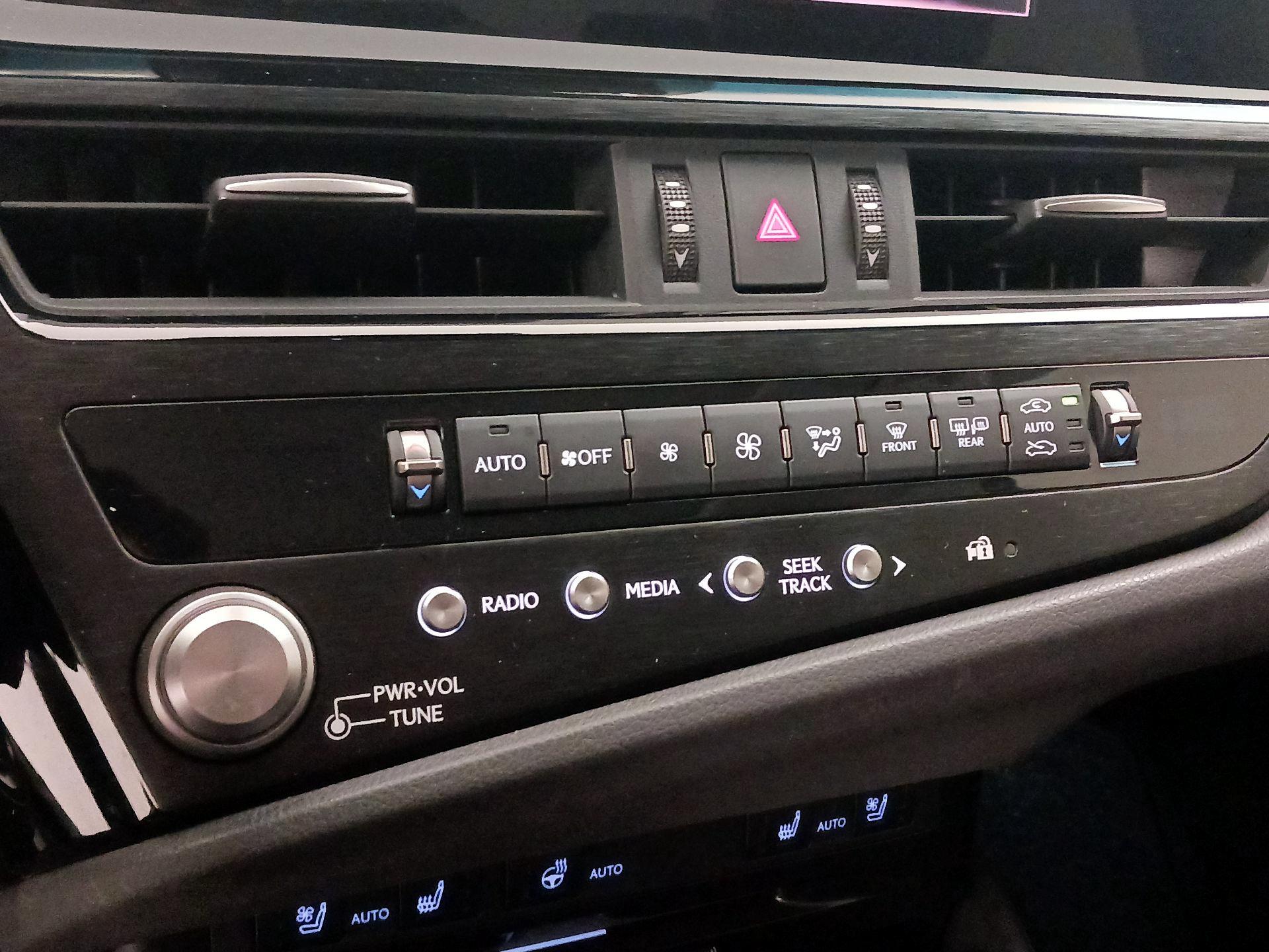 Thumbnail: 2022 Lexus ES - 16