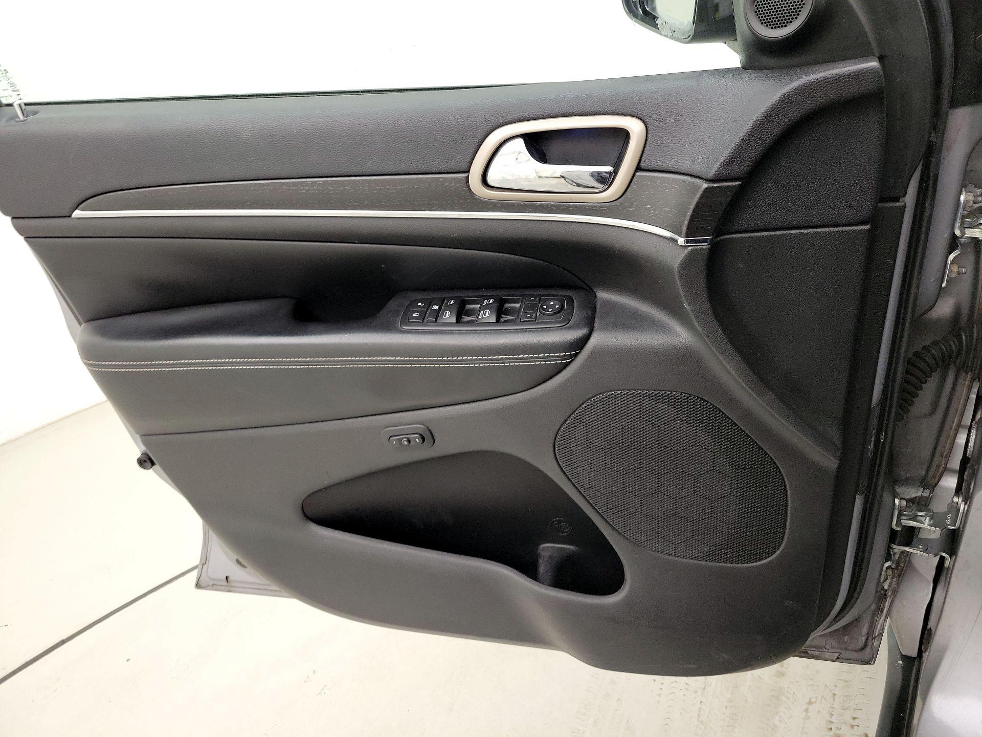 Thumbnail: 2015 Jeep Grand Cherokee - 12