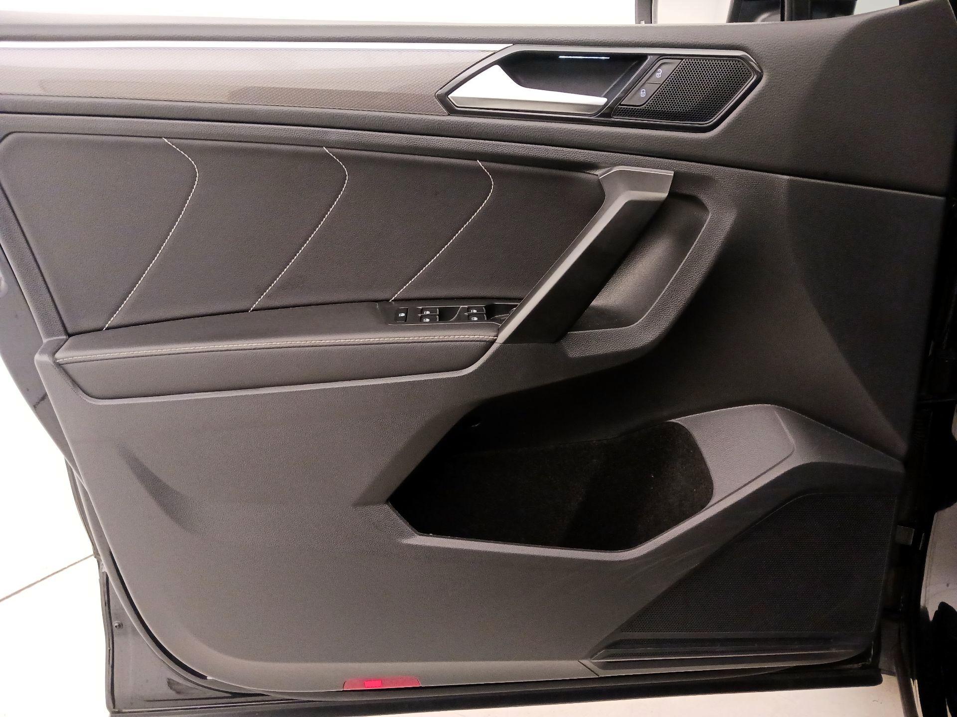 Thumbnail: 2023 Volkswagen Tiguan - 12